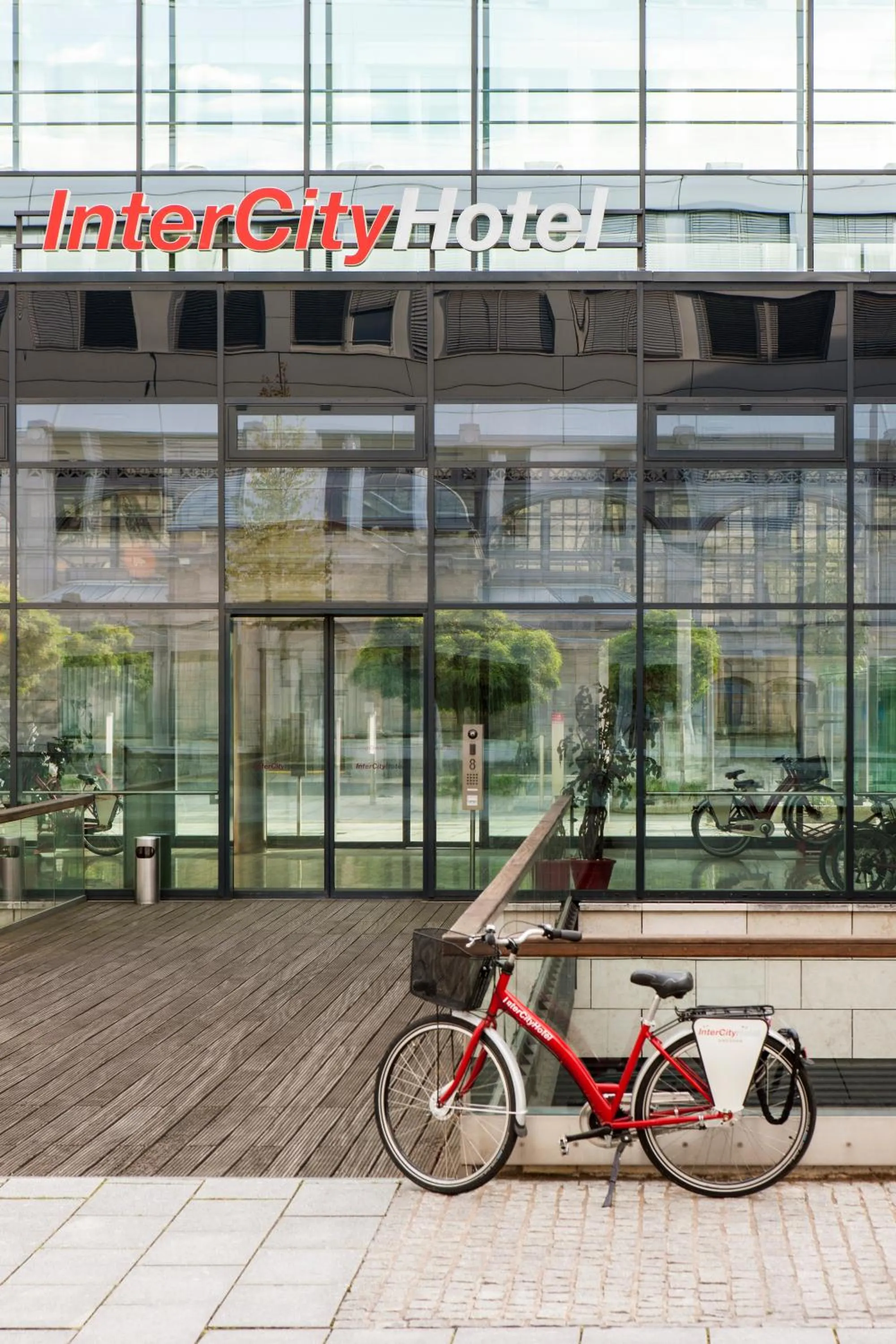 Facade/entrance in IntercityHotel Dresden