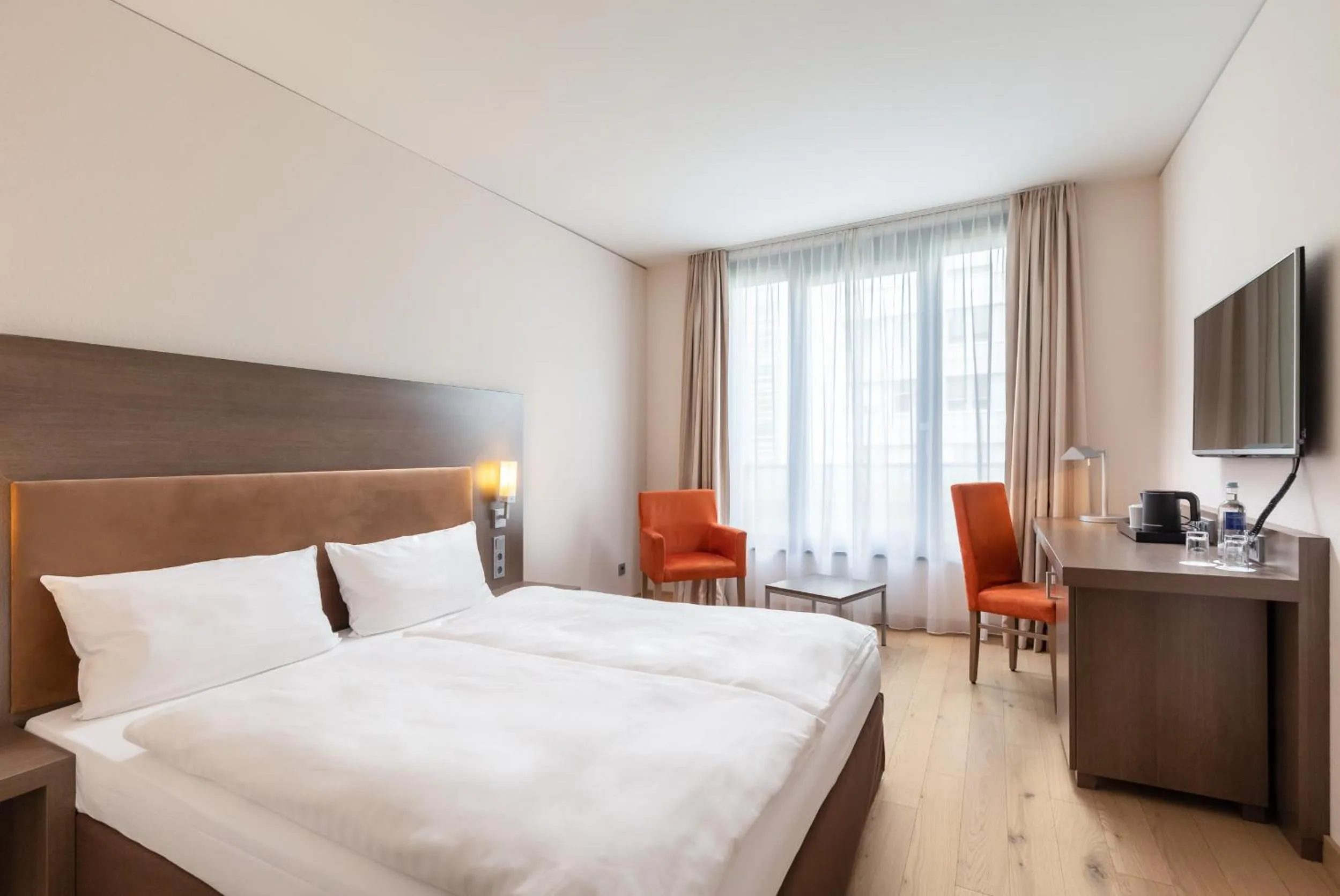 Photo of the whole room, Bed in IntercityHotel Dresden