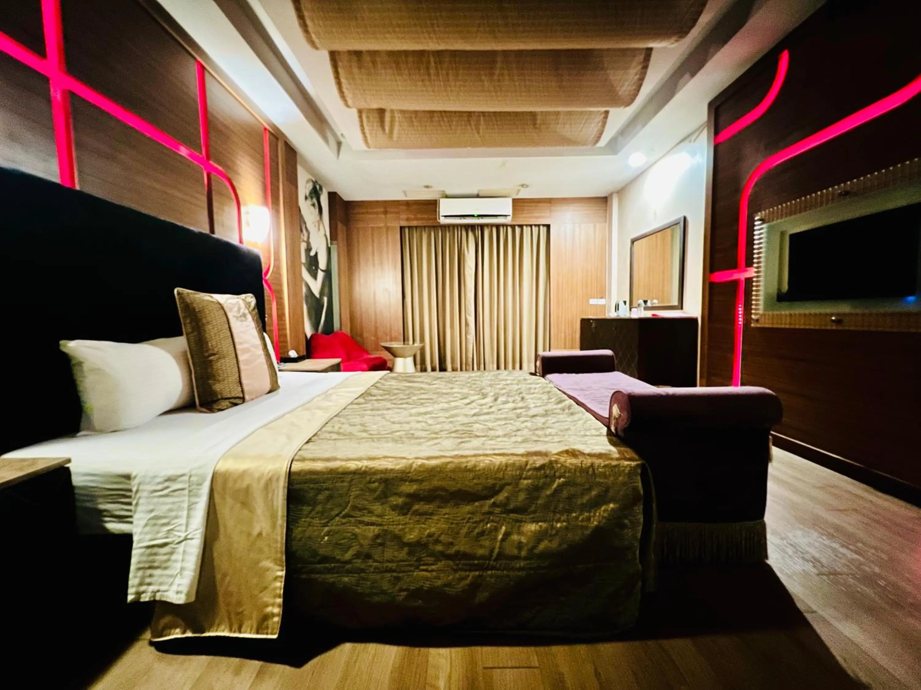 Bedroom, Bed in Motel Fabulous