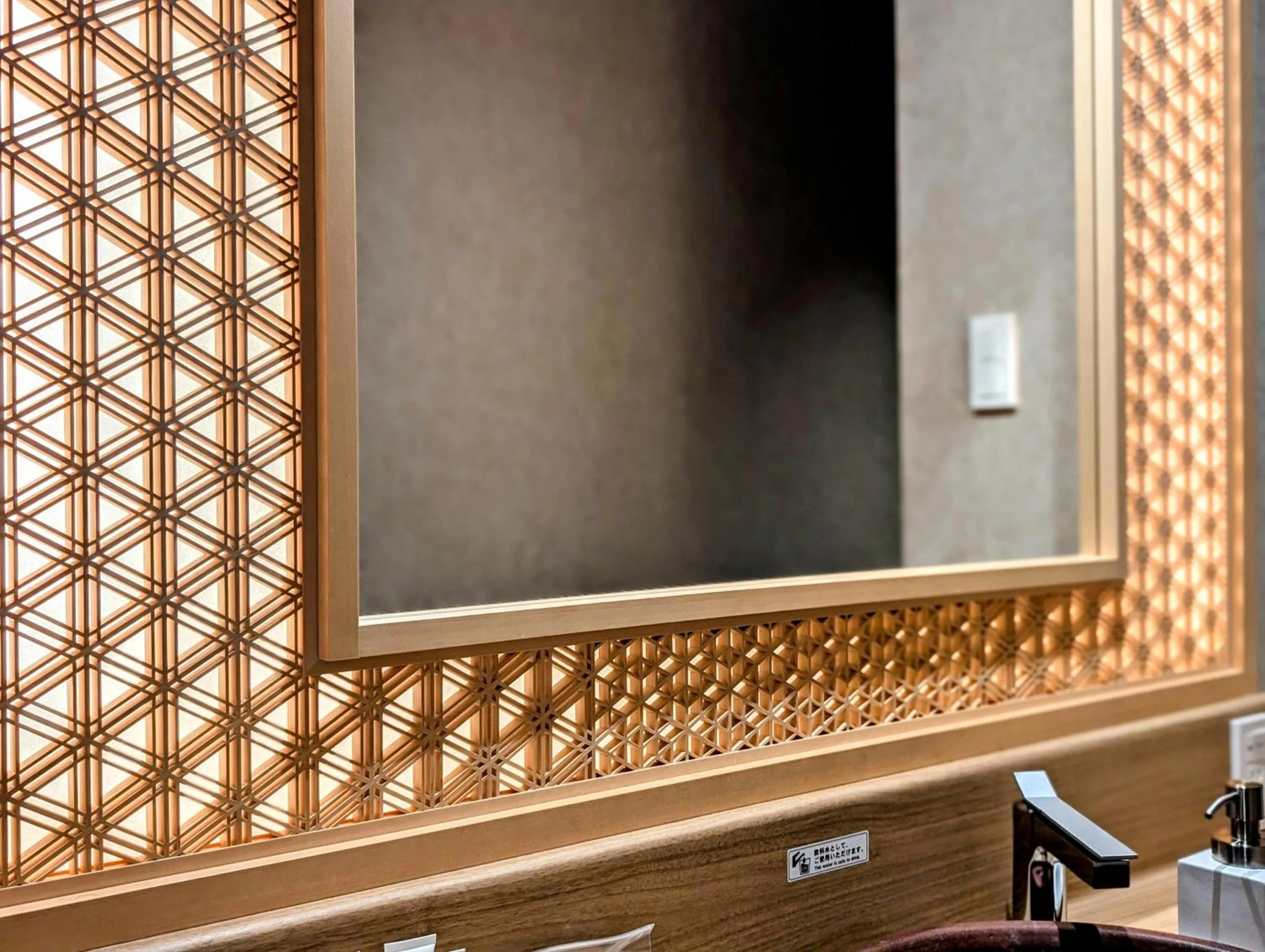 Decorative detail in ひがし茶屋街らしく金沢 Hotel Rashiku kanazawa