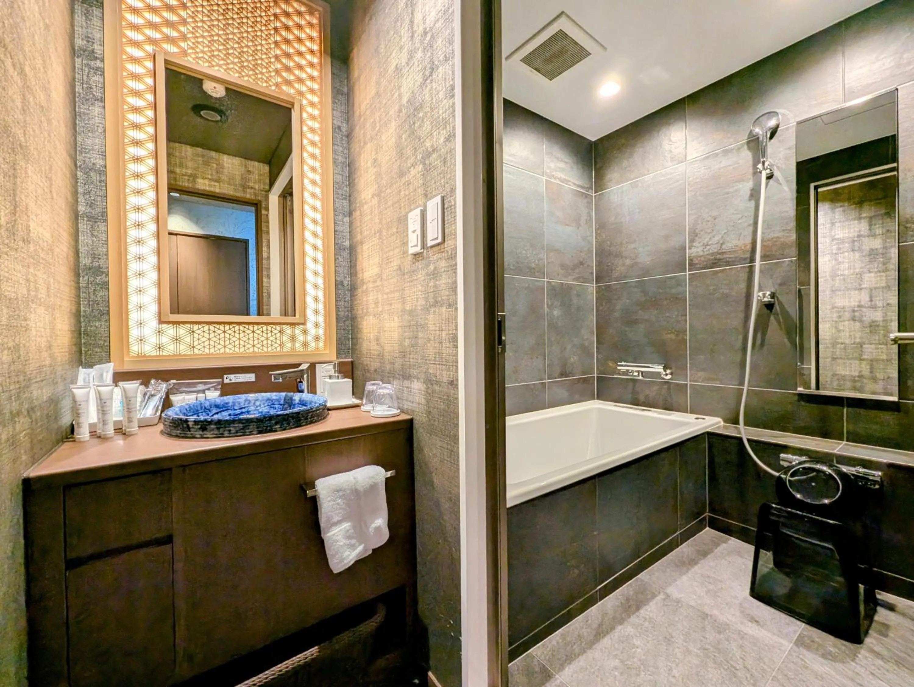 Bathroom in ひがし茶屋街らしく金沢 Hotel Rashiku kanazawa