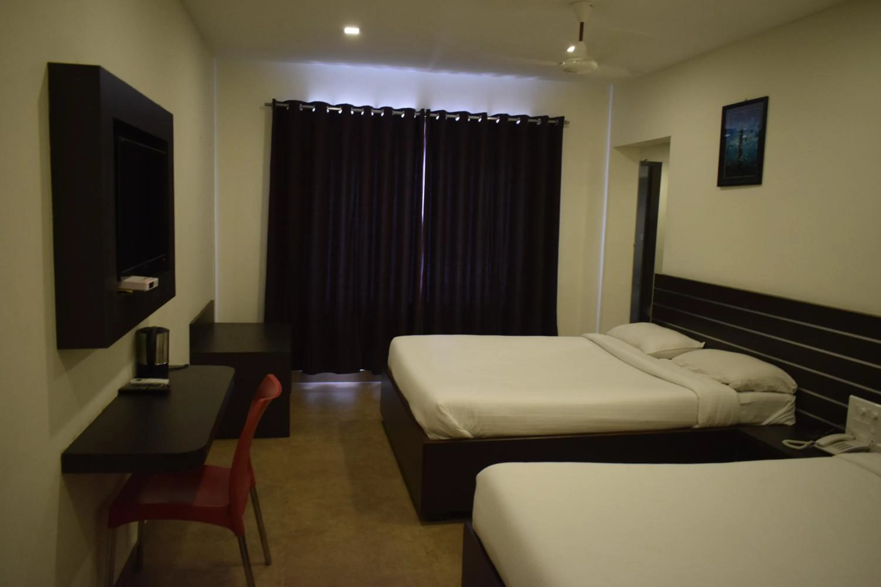 Photo of the whole room in Golden Parrk