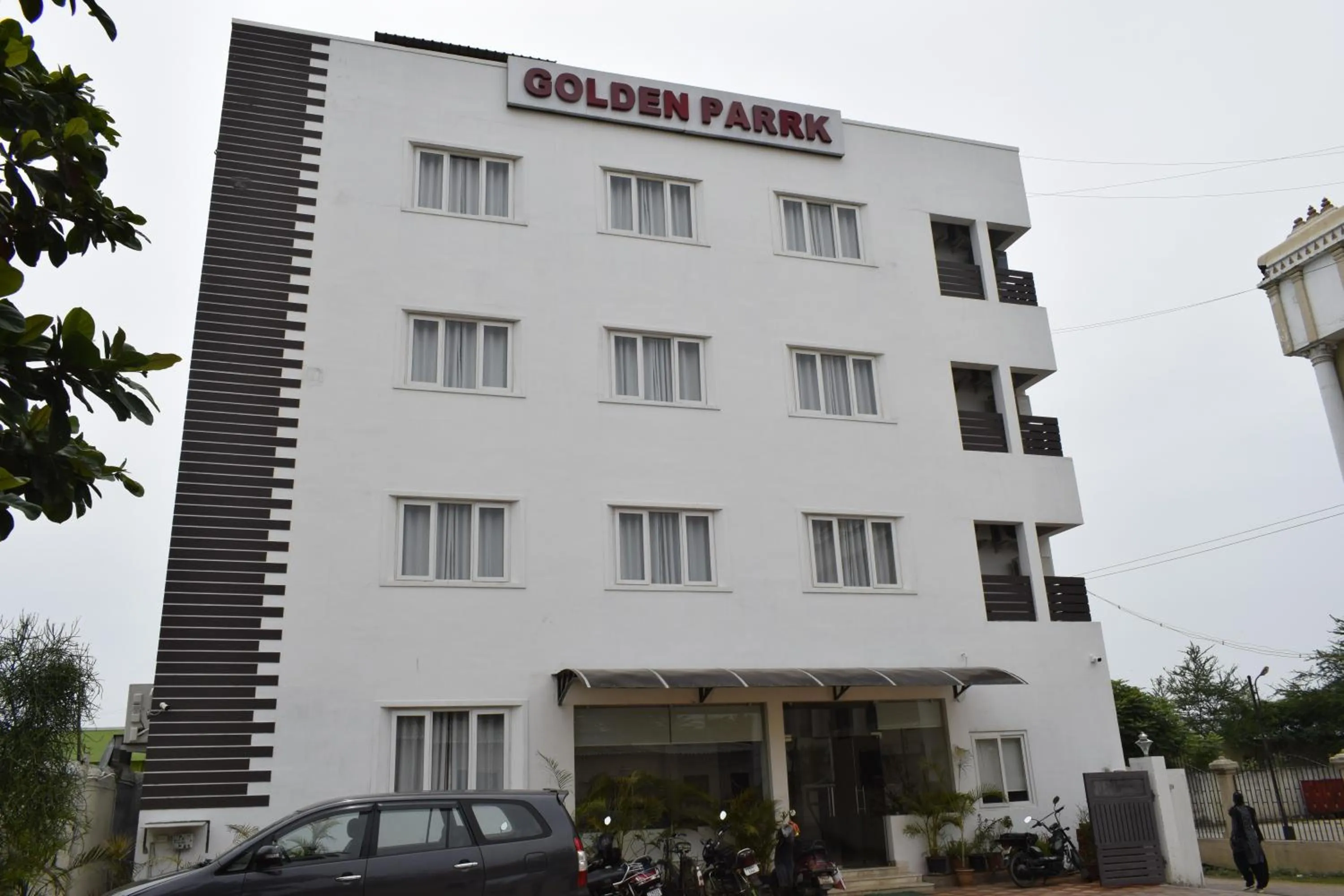 Parking in Golden Parrk