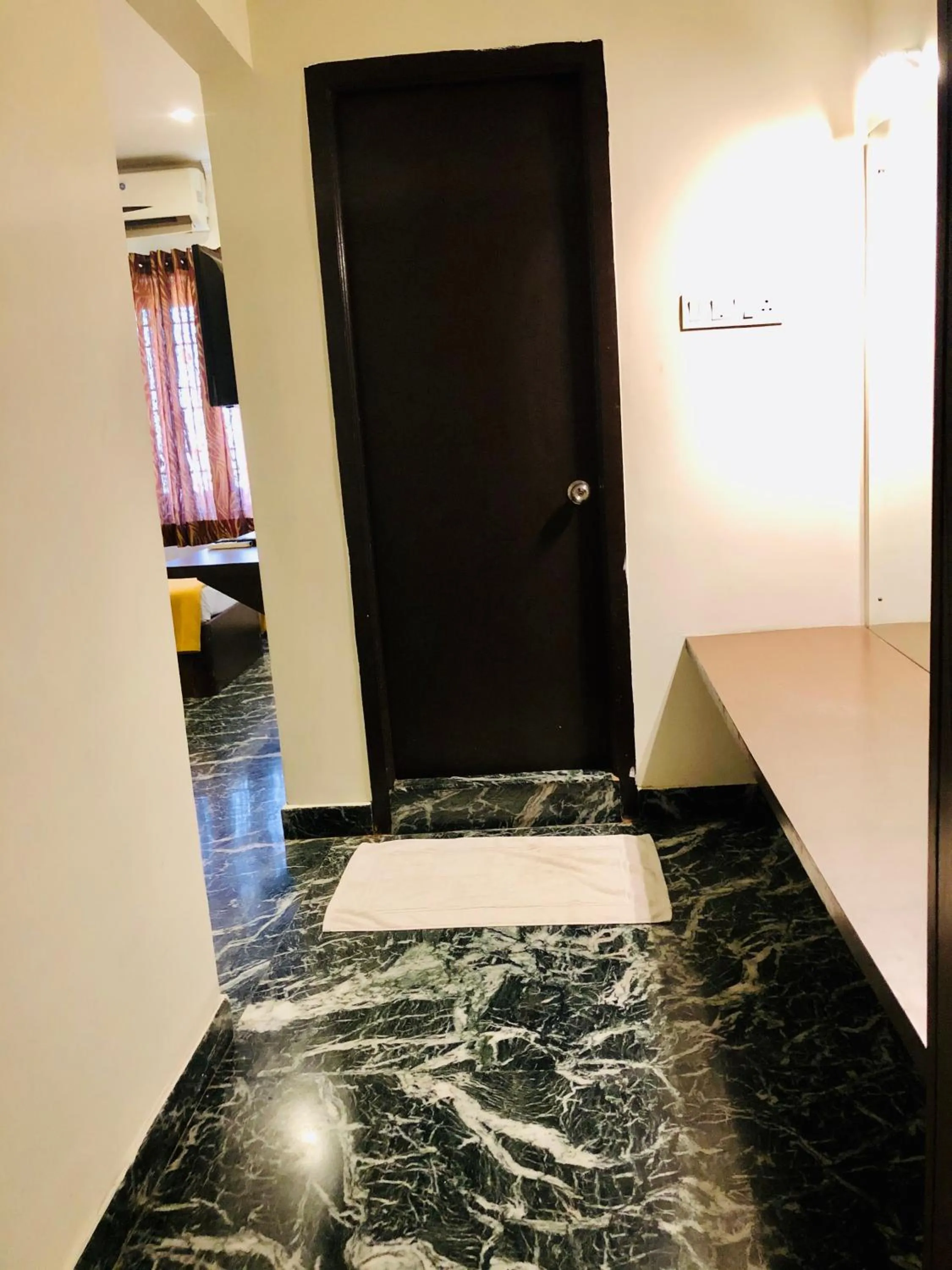 Facade/entrance in Golden Parrk