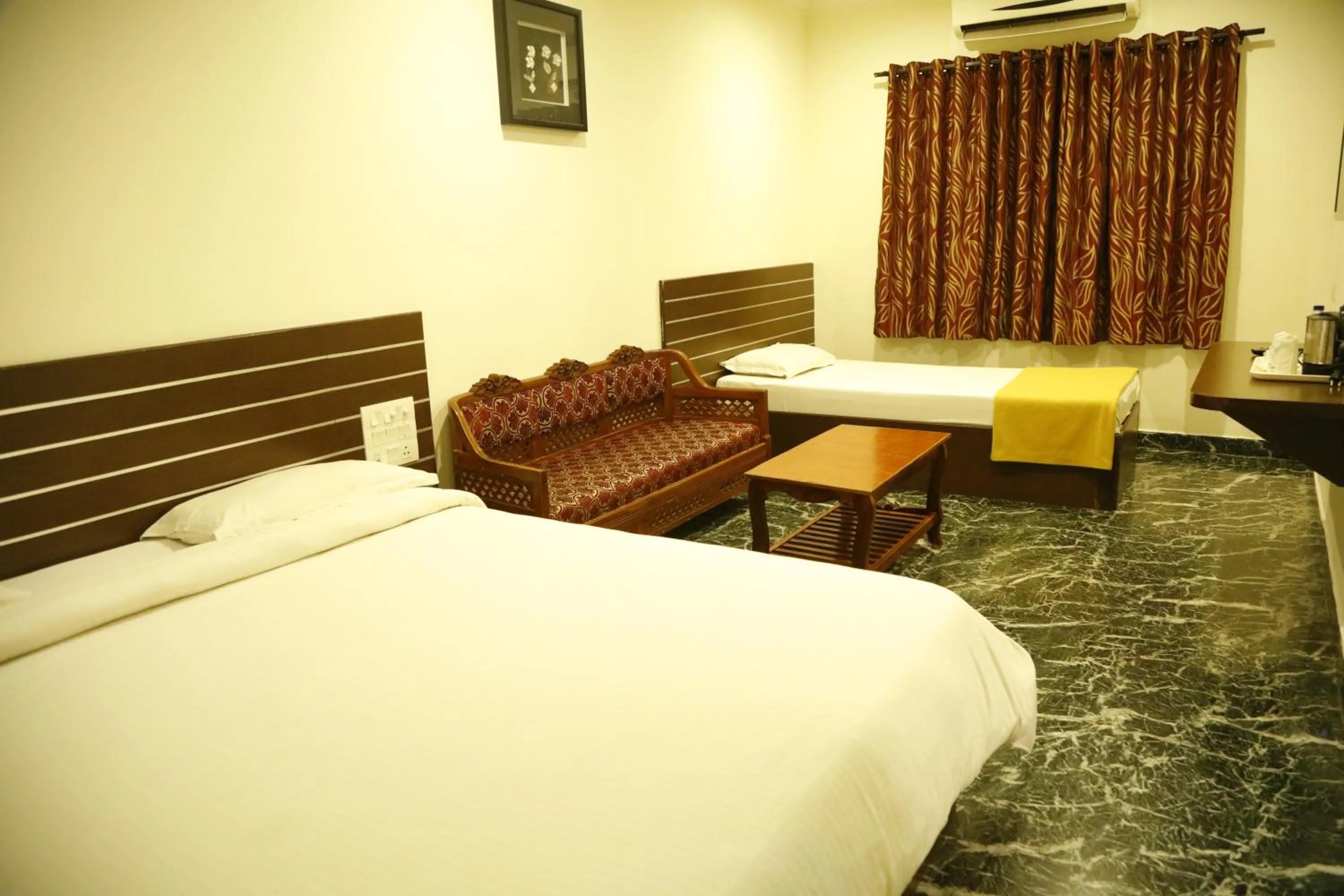 Photo of the whole room in Golden Parrk