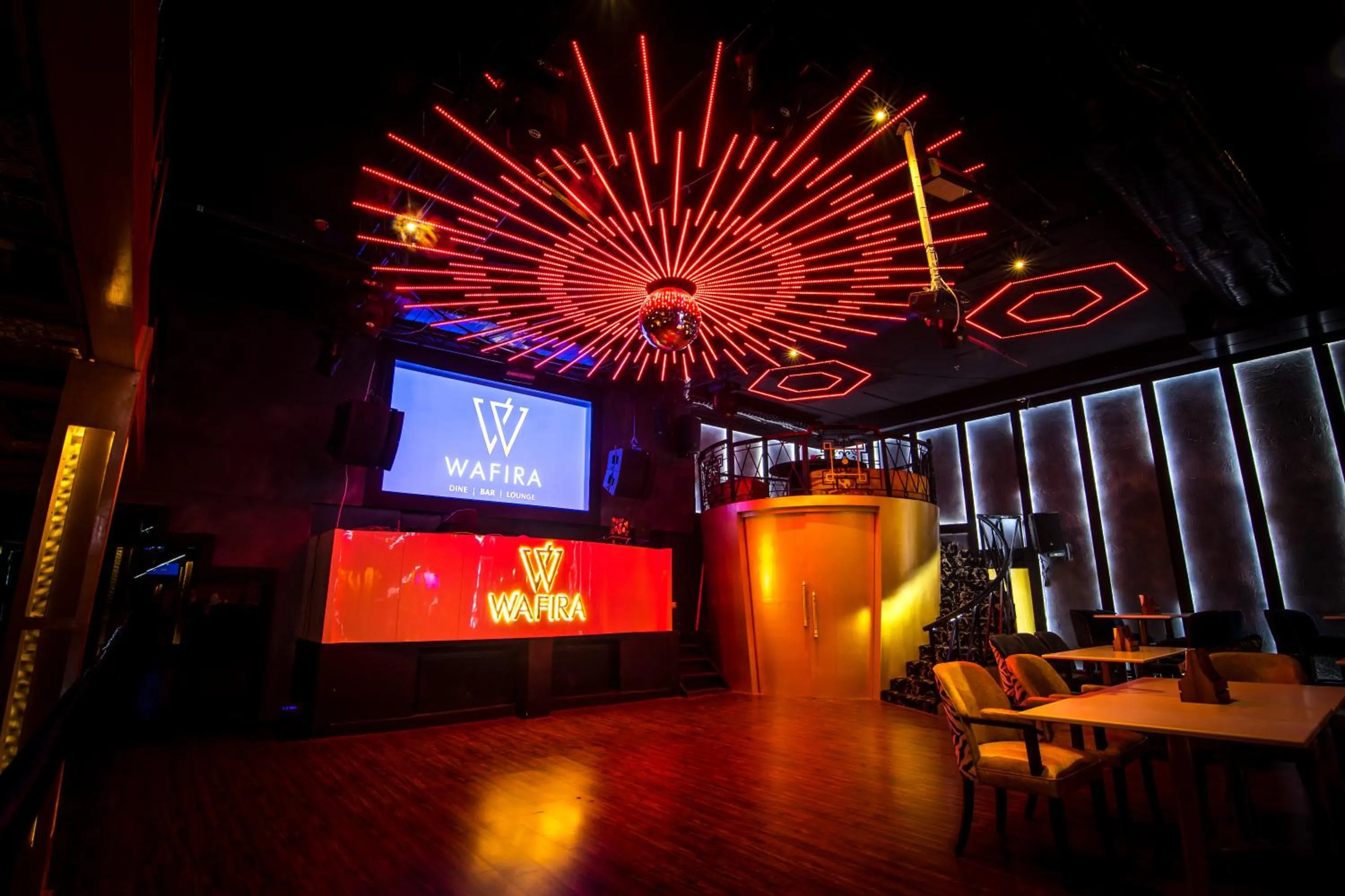 Restaurant/places to eat in Golden Parkk Hotel