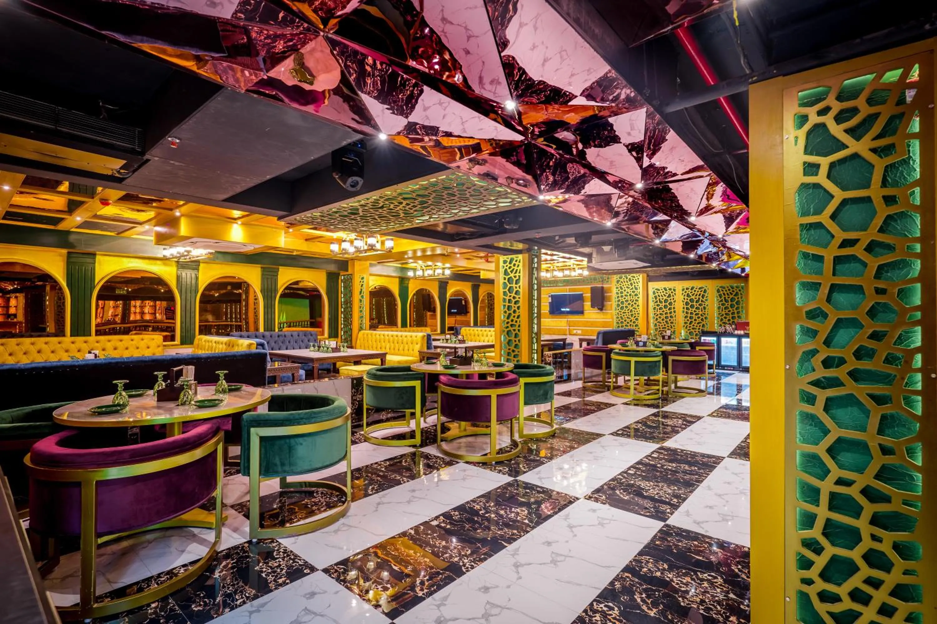 Restaurant/places to eat in Golden Parkk Hotel