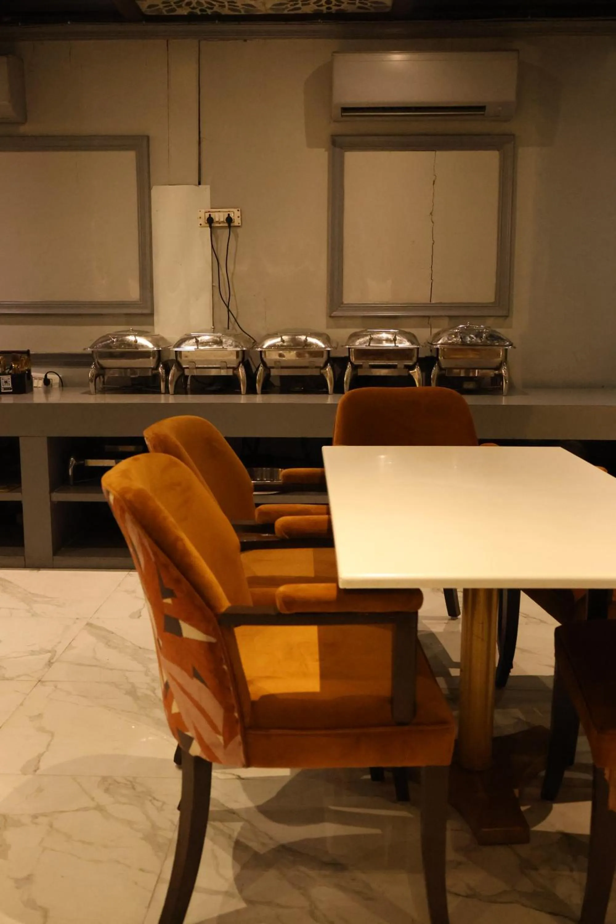 Restaurant/places to eat in Golden Parkk Hotel