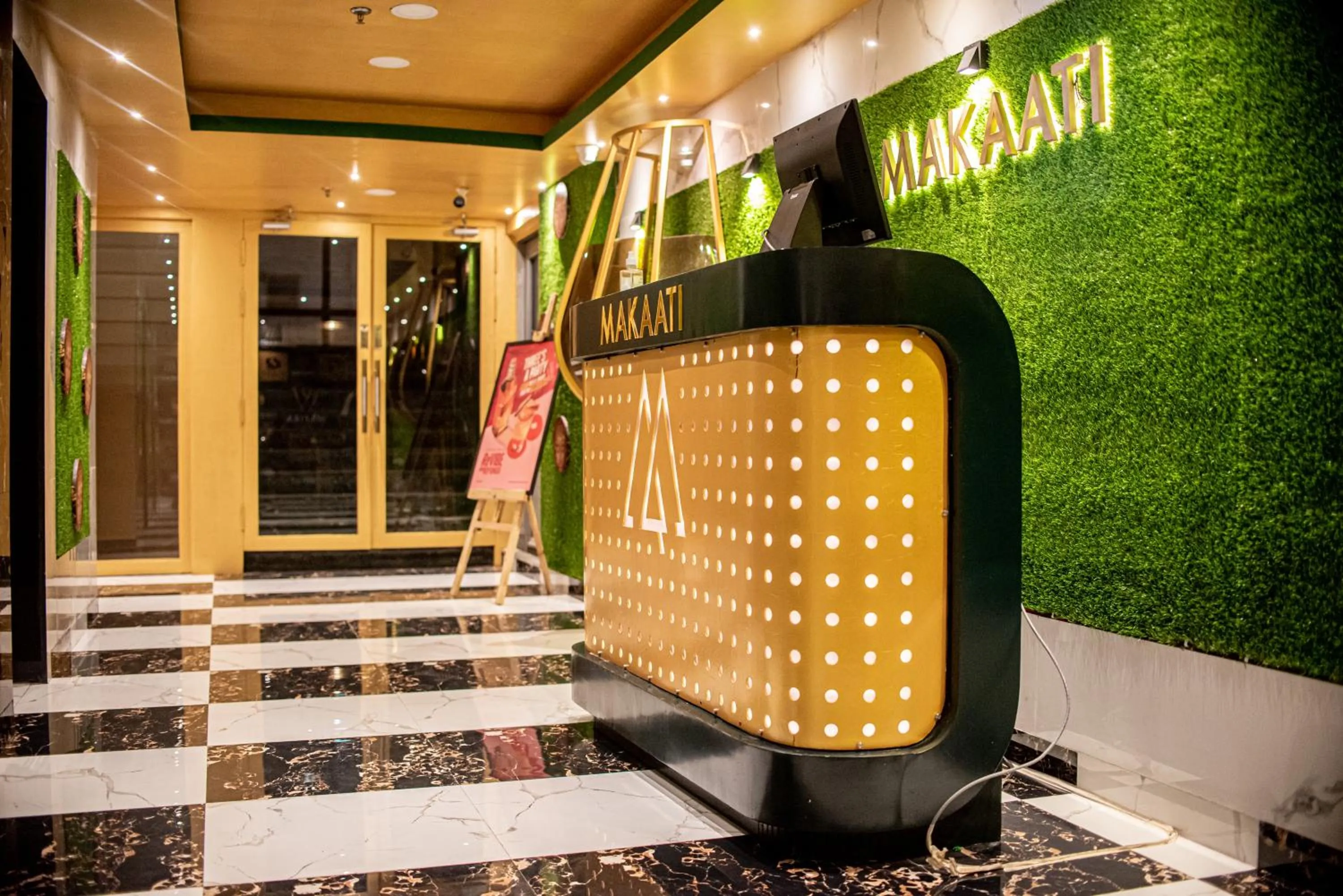 Restaurant/places to eat in Golden Parkk Hotel