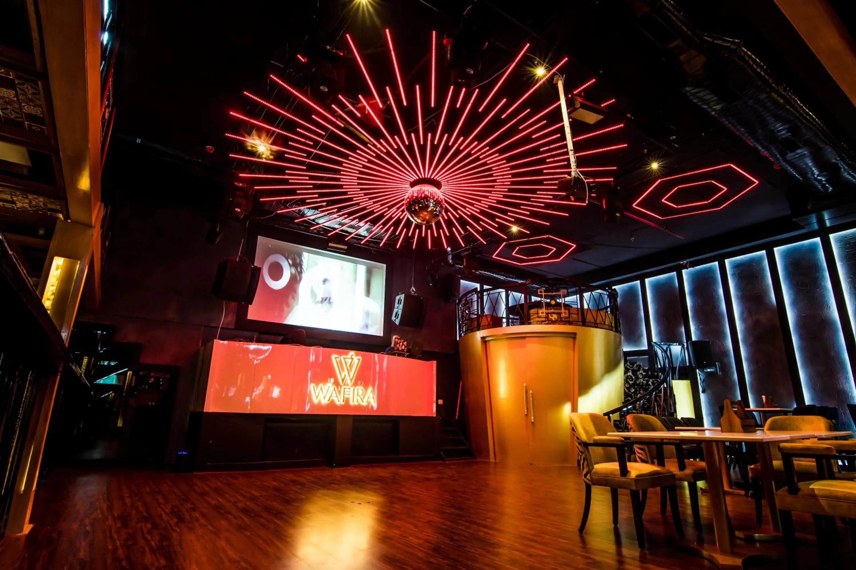 Restaurant/places to eat in Golden Parkk Hotel