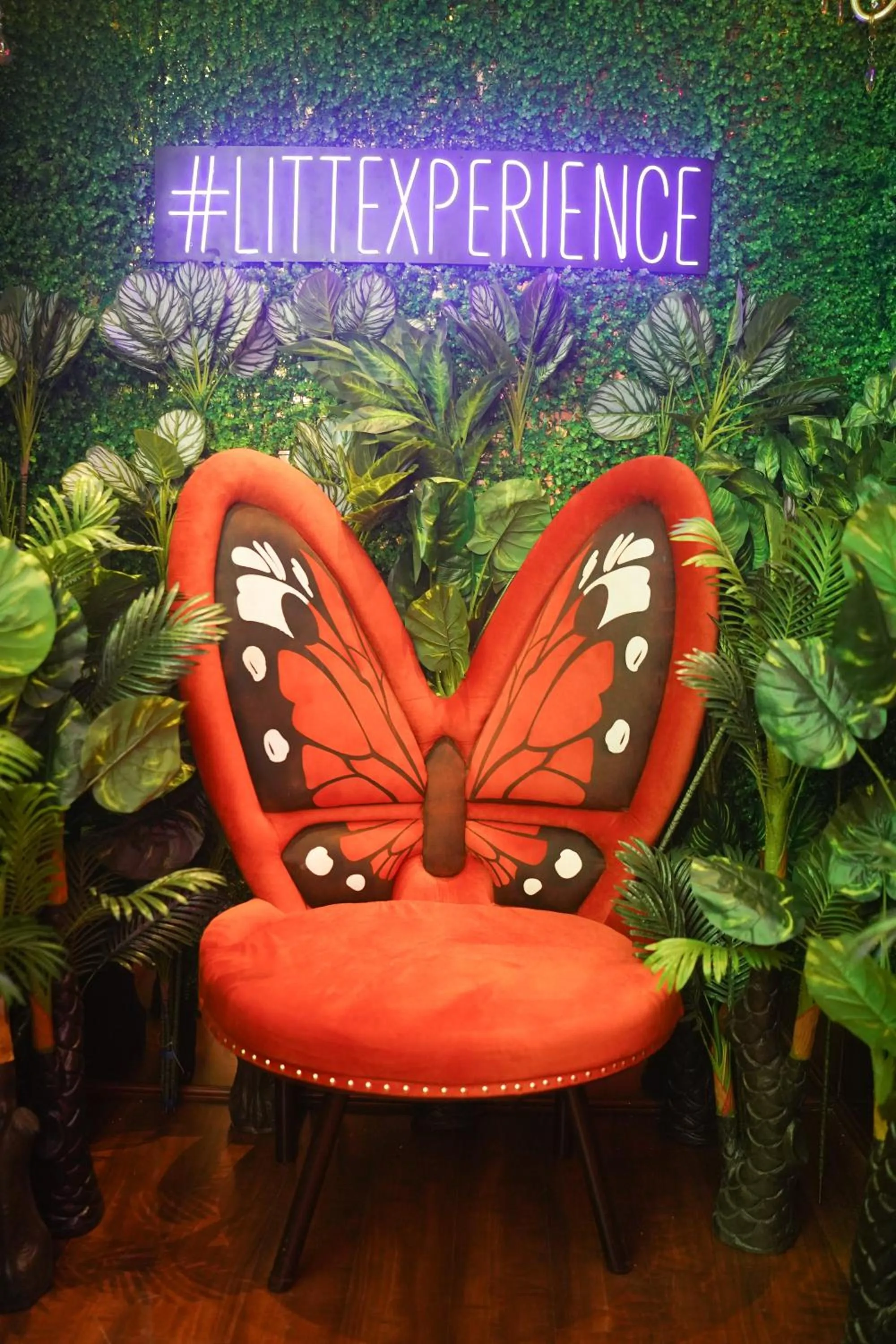 Restaurant/places to eat in Golden Parkk Hotel