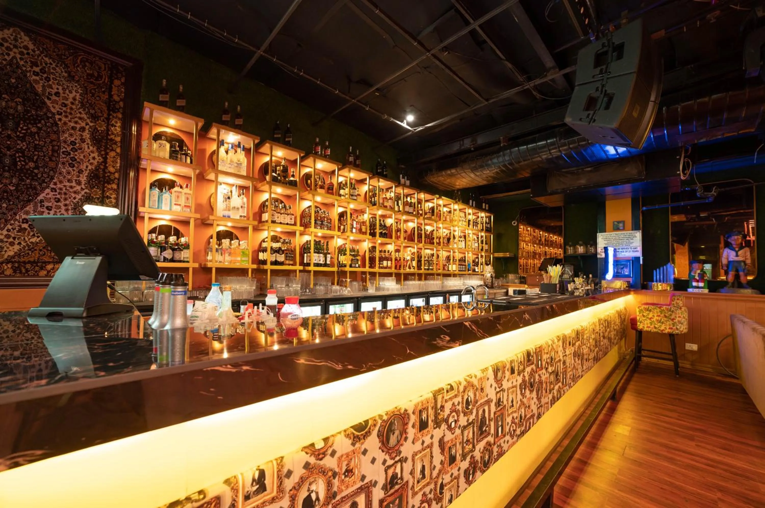 Restaurant/places to eat in Golden Parkk Hotel