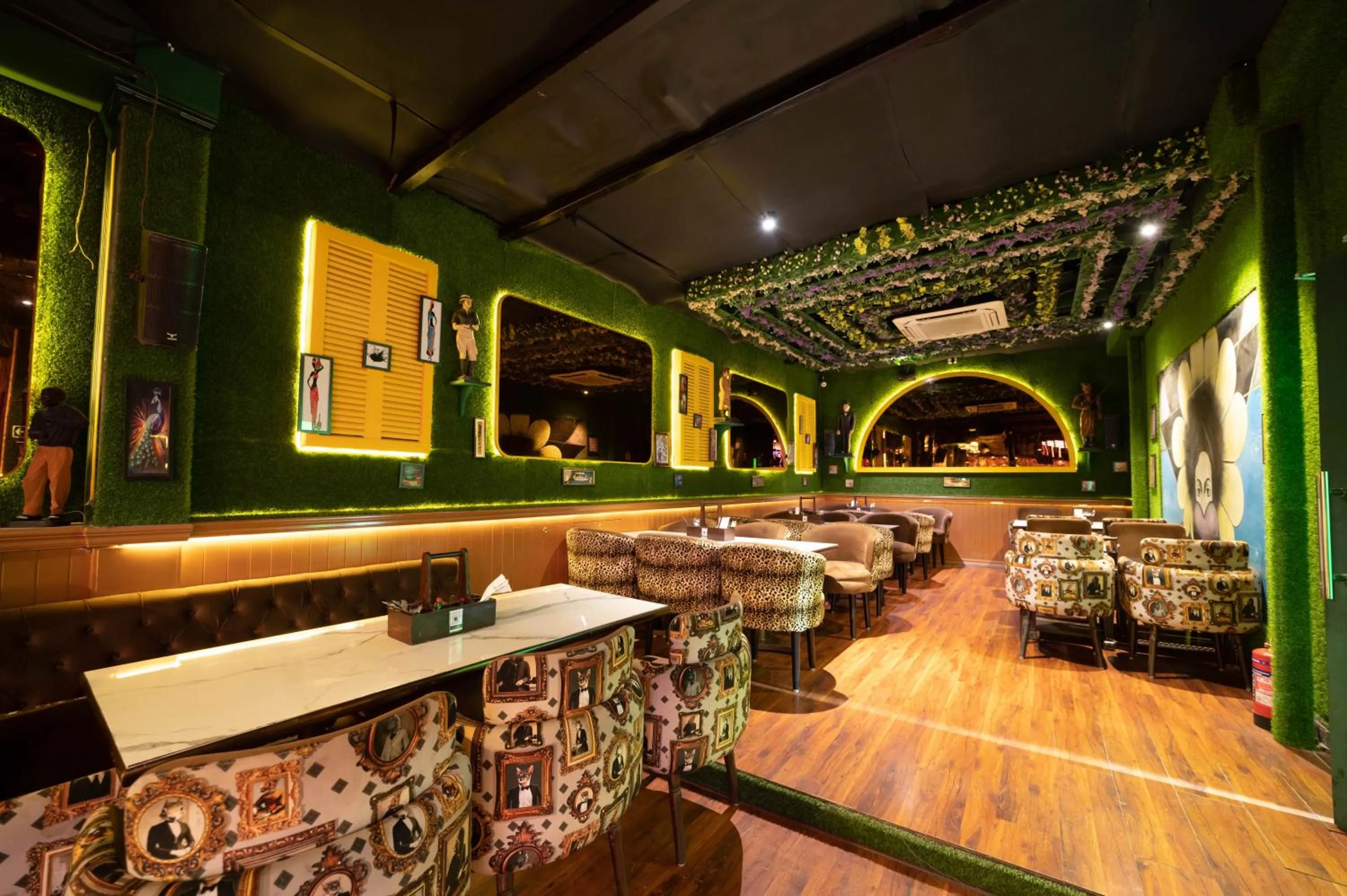 Restaurant/places to eat in Golden Parkk Hotel