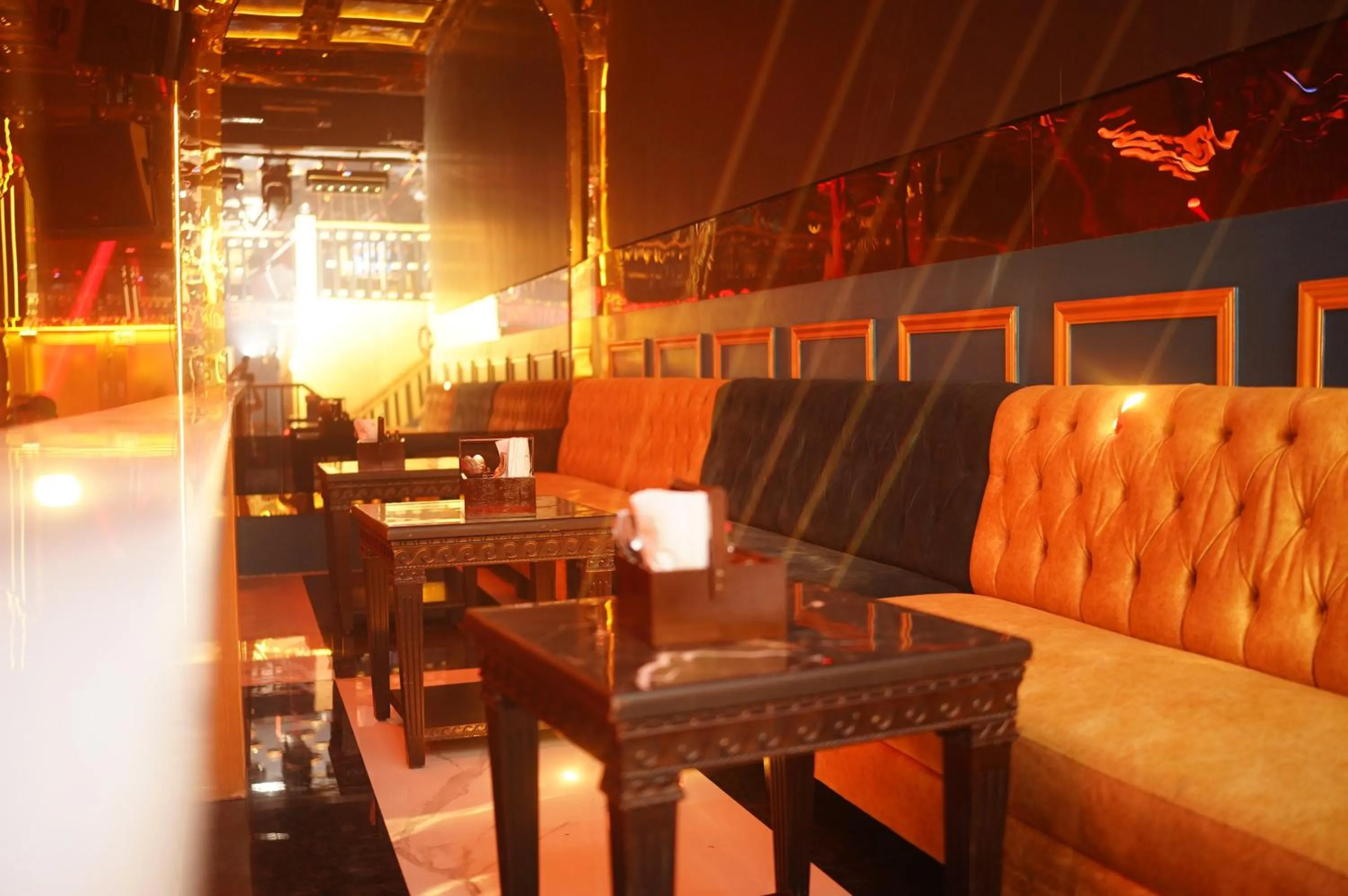 Restaurant/places to eat in Golden Parkk Hotel