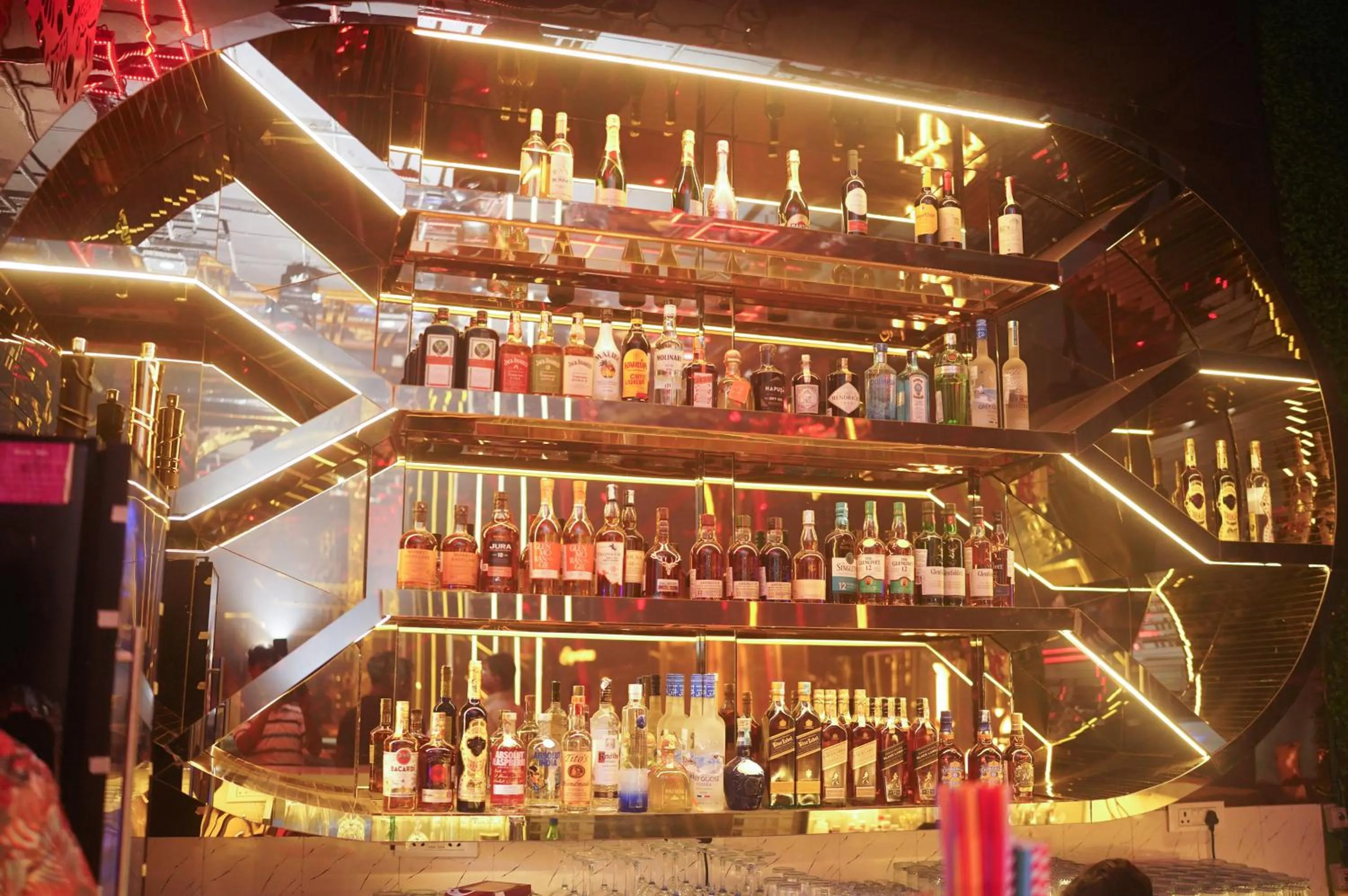 Restaurant/places to eat in Golden Parkk Hotel