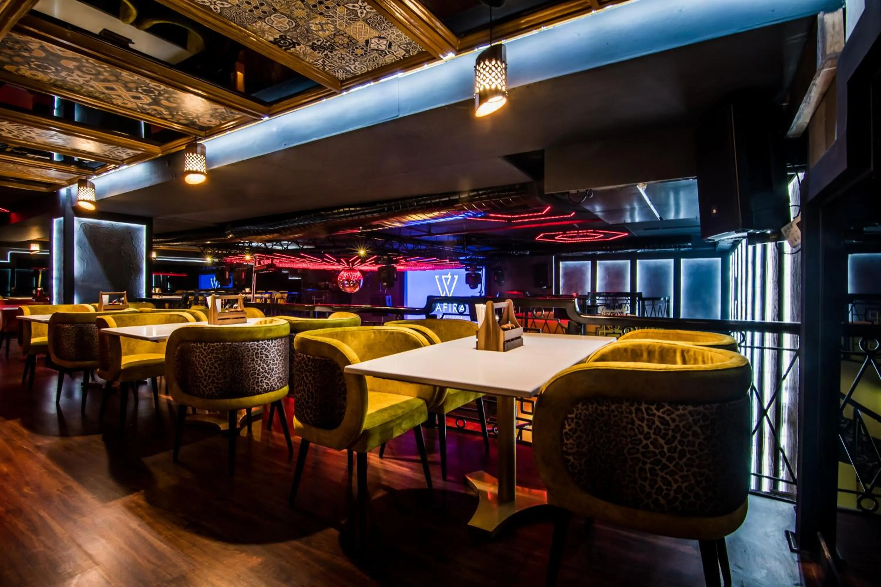 Restaurant/places to eat in Golden Parkk Hotel