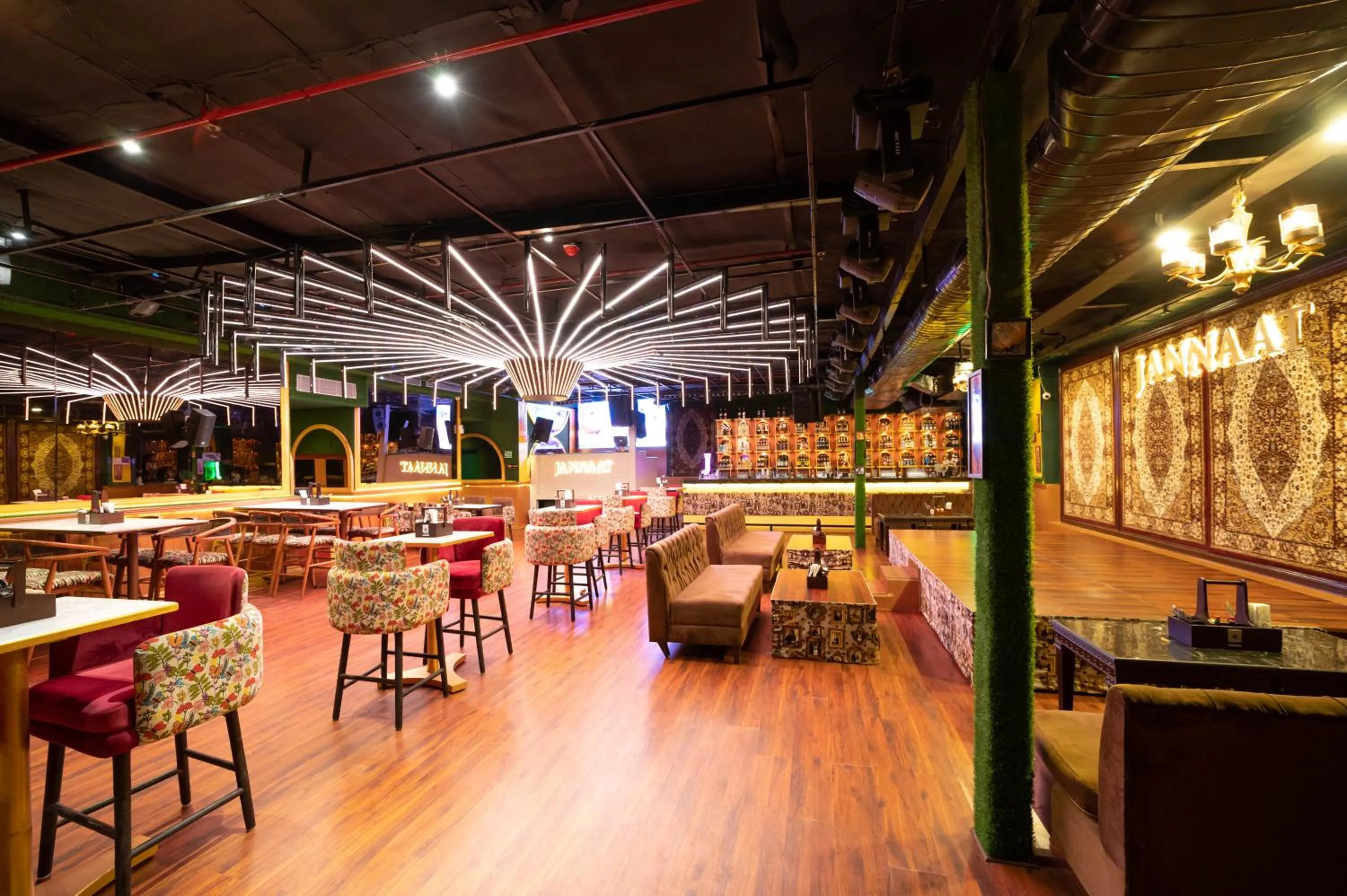 Restaurant/places to eat in Golden Parkk Hotel