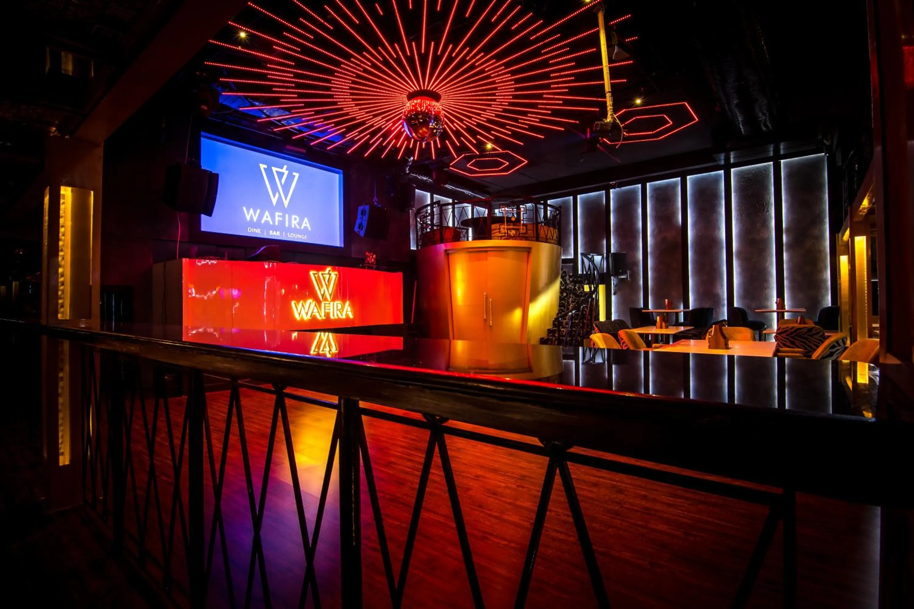 Restaurant/places to eat in Golden Parkk Hotel