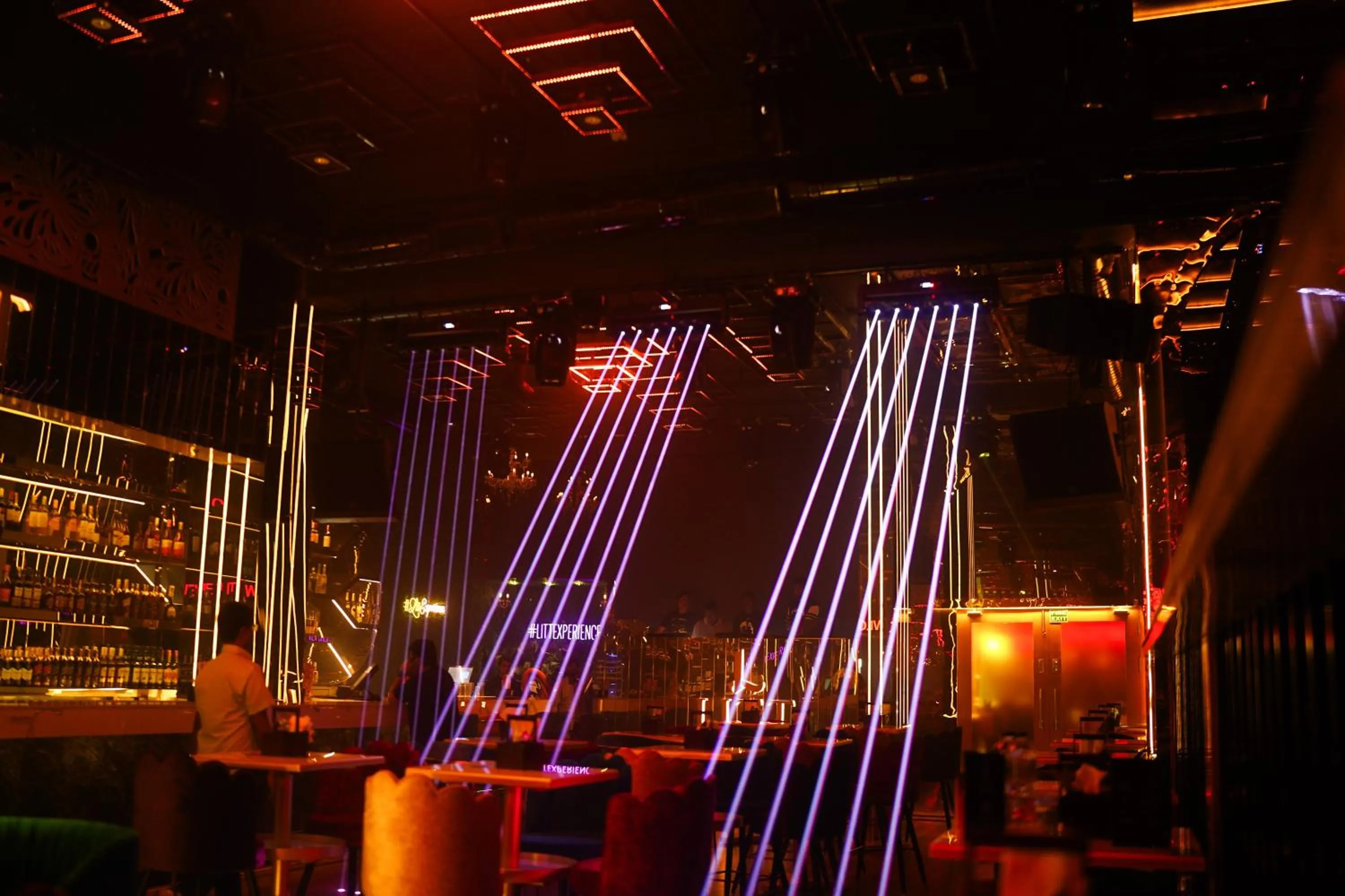 Restaurant/places to eat in Golden Parkk Hotel