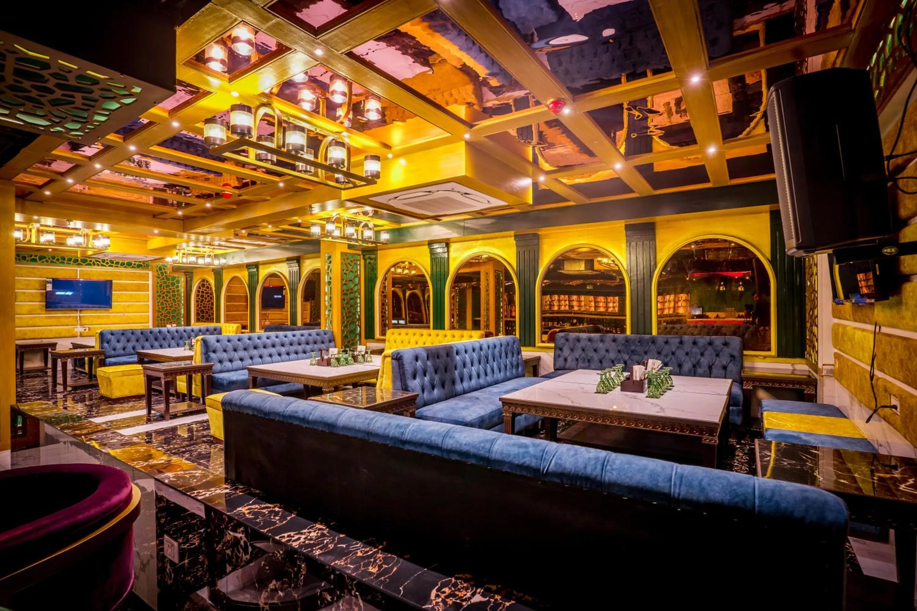 Restaurant/places to eat in Golden Parkk Hotel