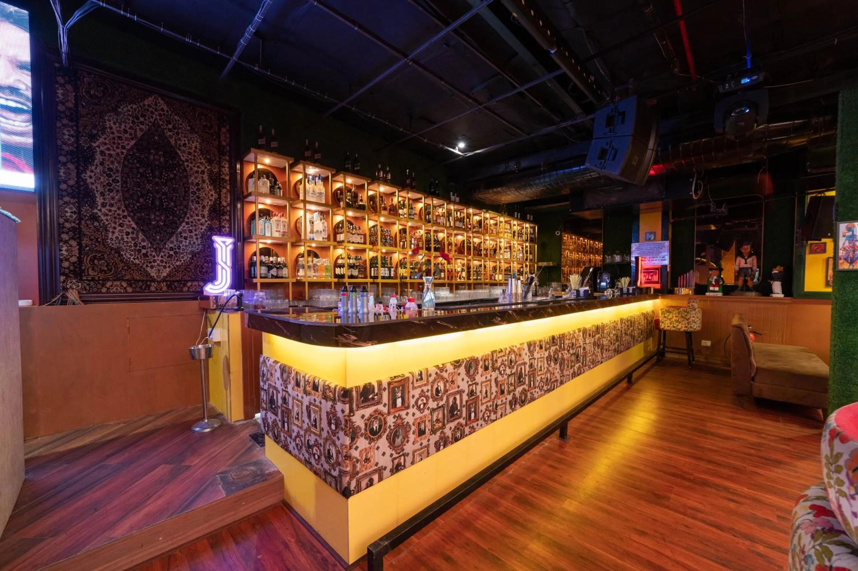 Restaurant/places to eat in Golden Parkk Hotel