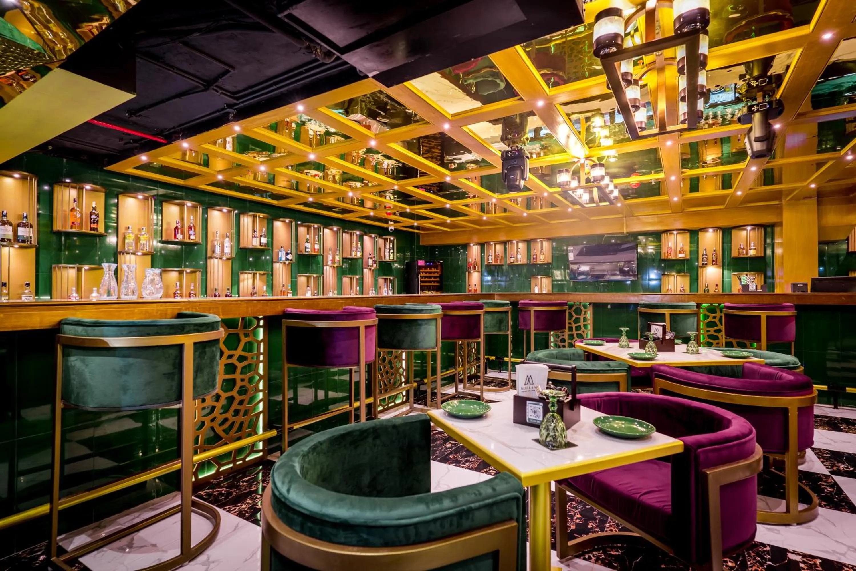 Restaurant/places to eat in Golden Parkk Hotel