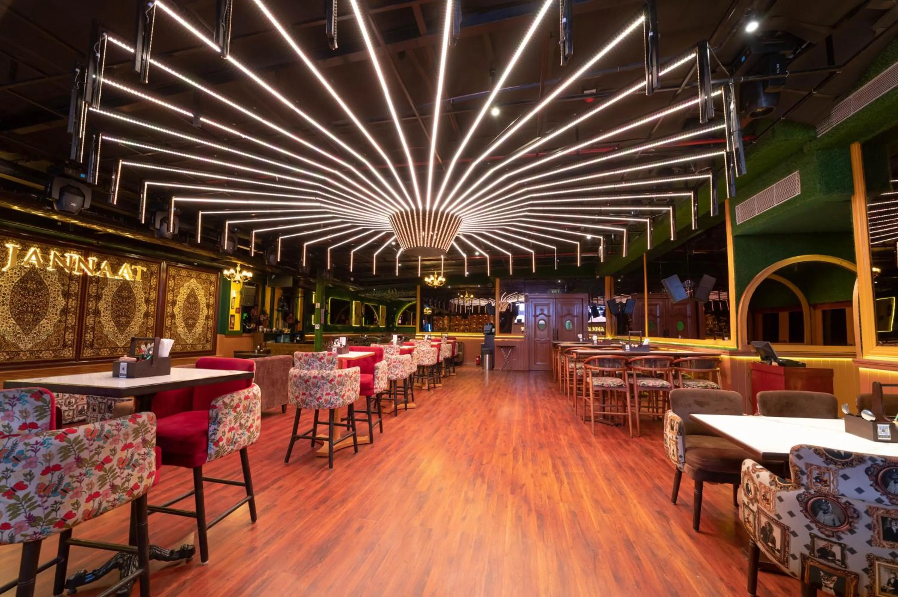 Restaurant/places to eat in Golden Parkk Hotel