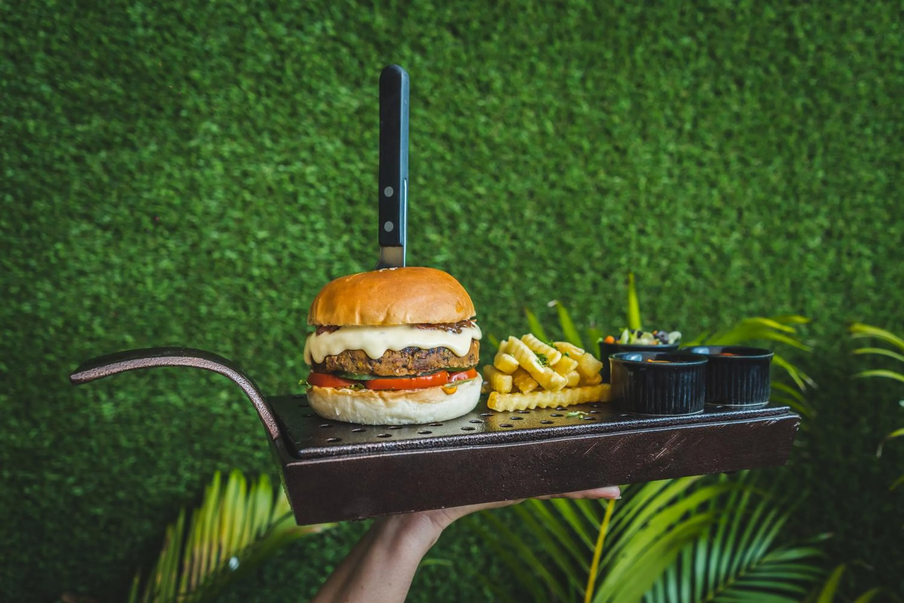 Restaurant/places to eat in Golden Parkk Hotel