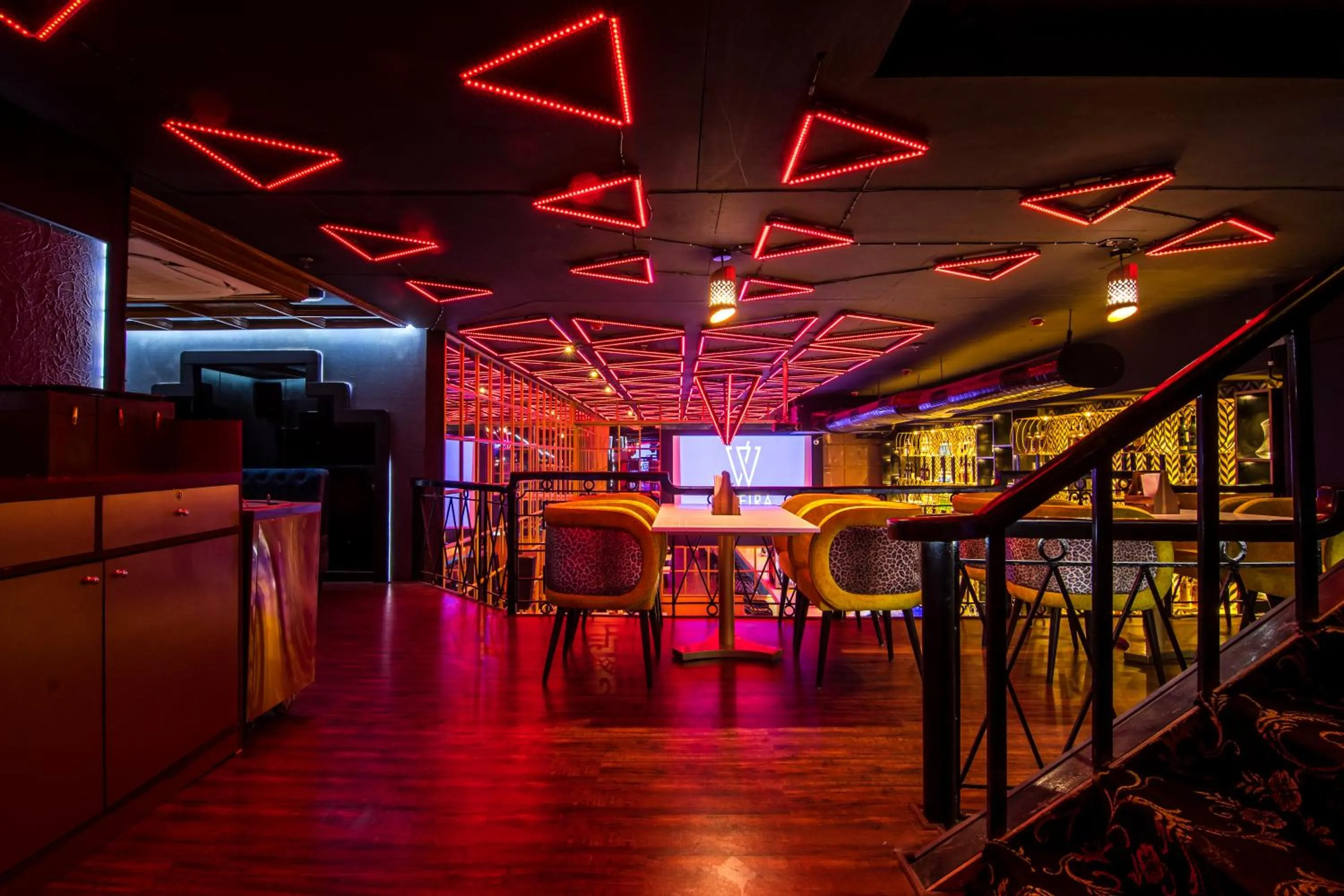 Restaurant/places to eat in Golden Parkk Hotel