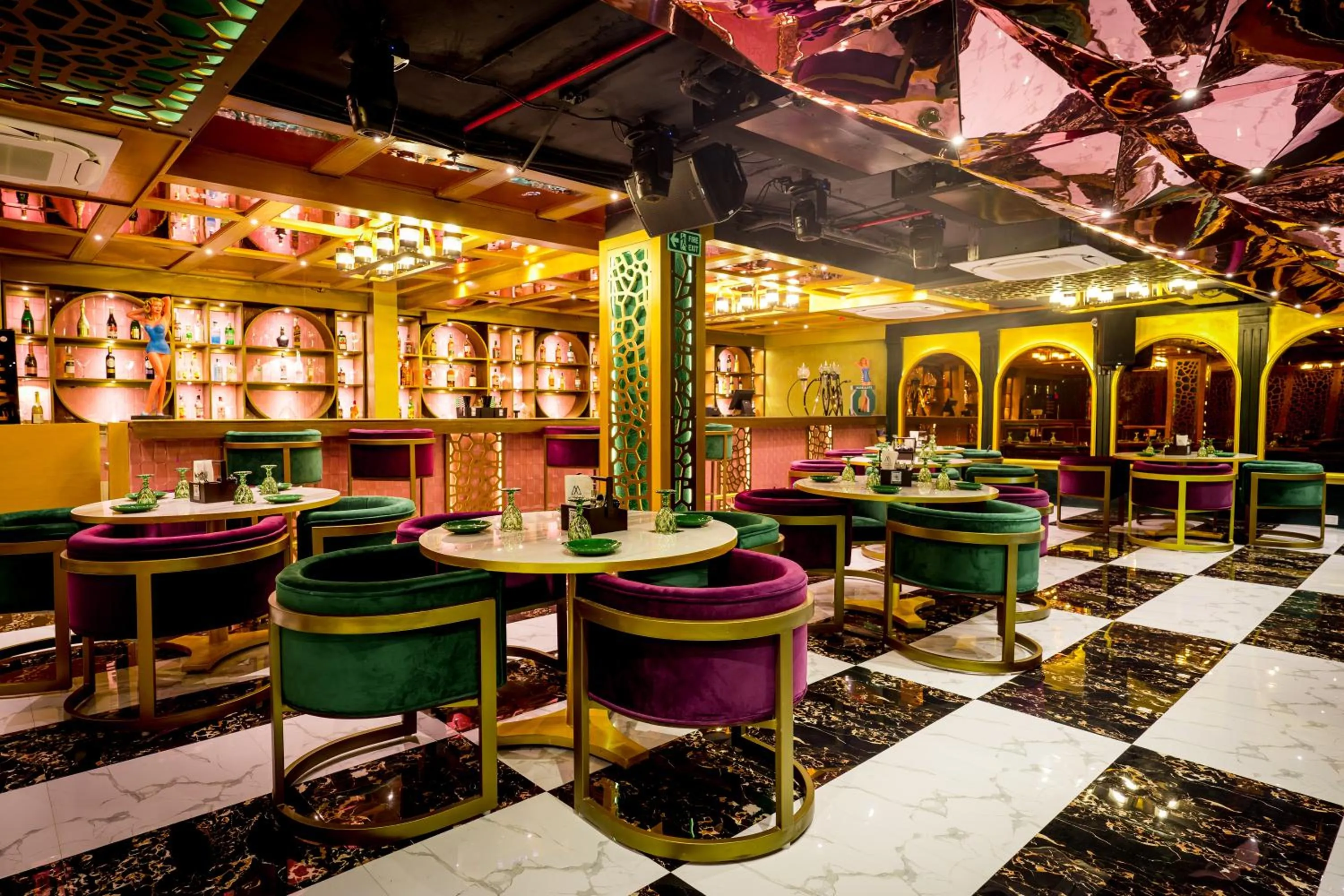 Restaurant/places to eat in Golden Parkk Hotel