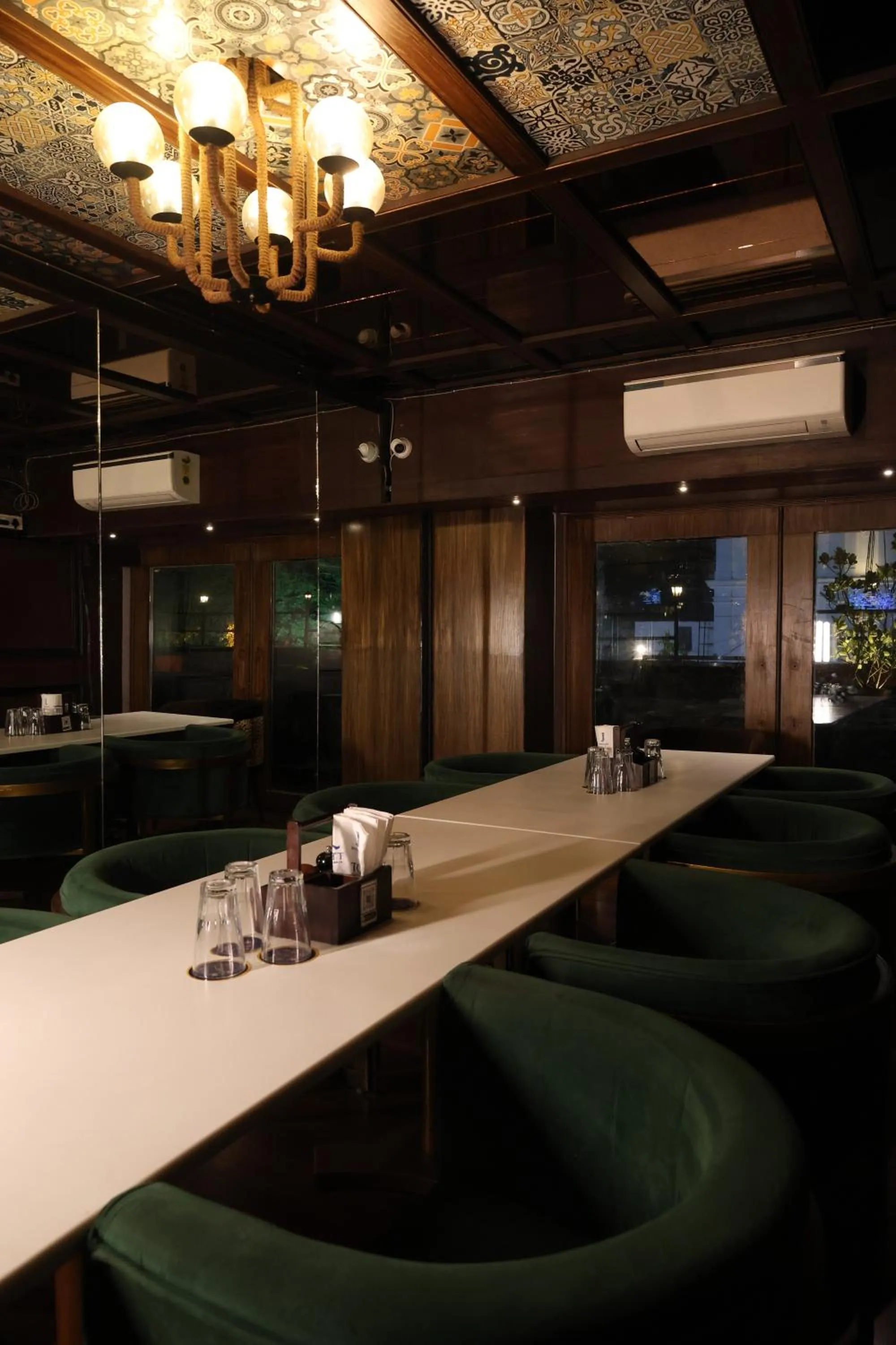 Restaurant/places to eat in Golden Parkk Hotel