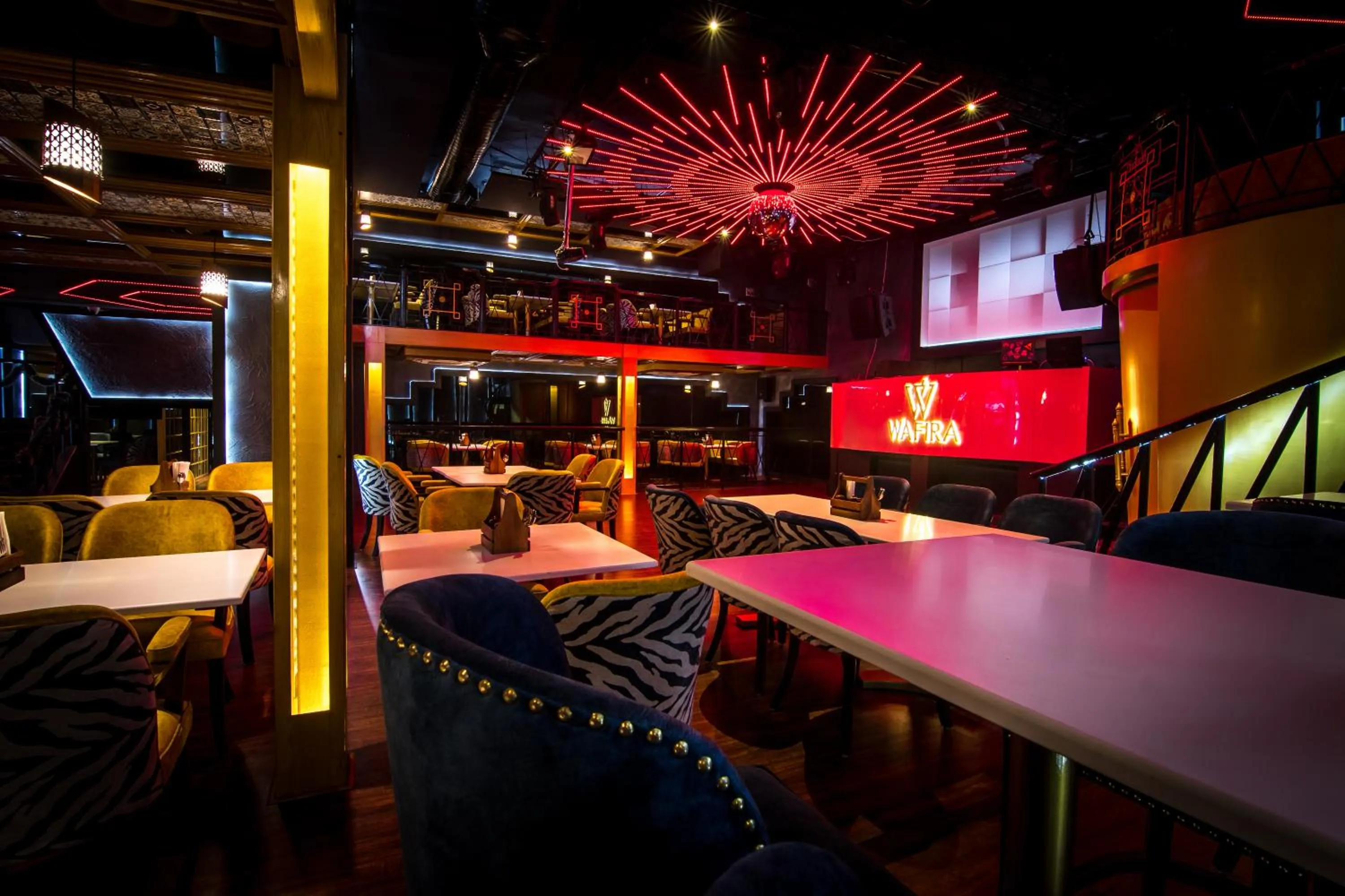 Restaurant/places to eat in Golden Parkk Hotel