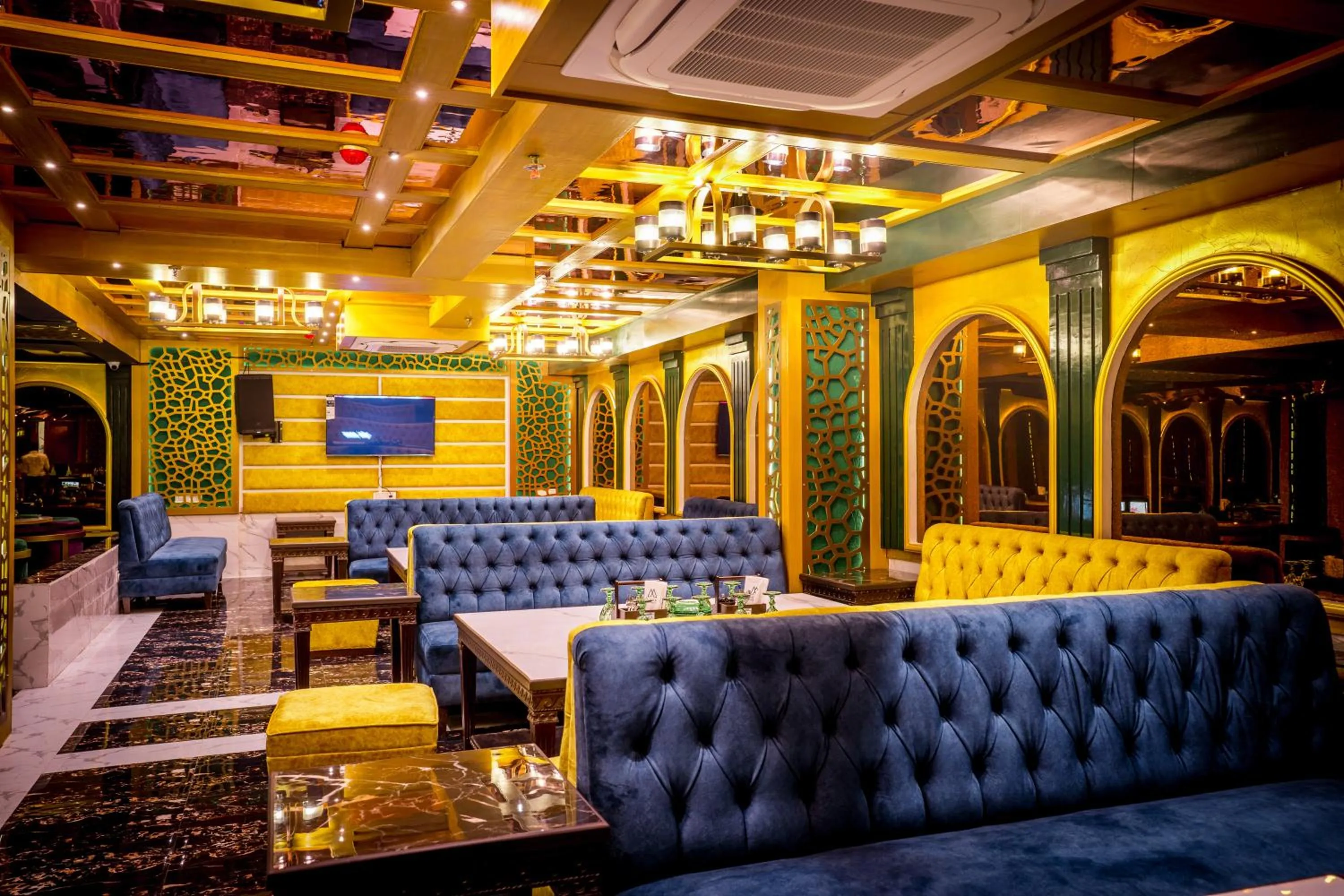 Restaurant/places to eat in Golden Parkk Hotel