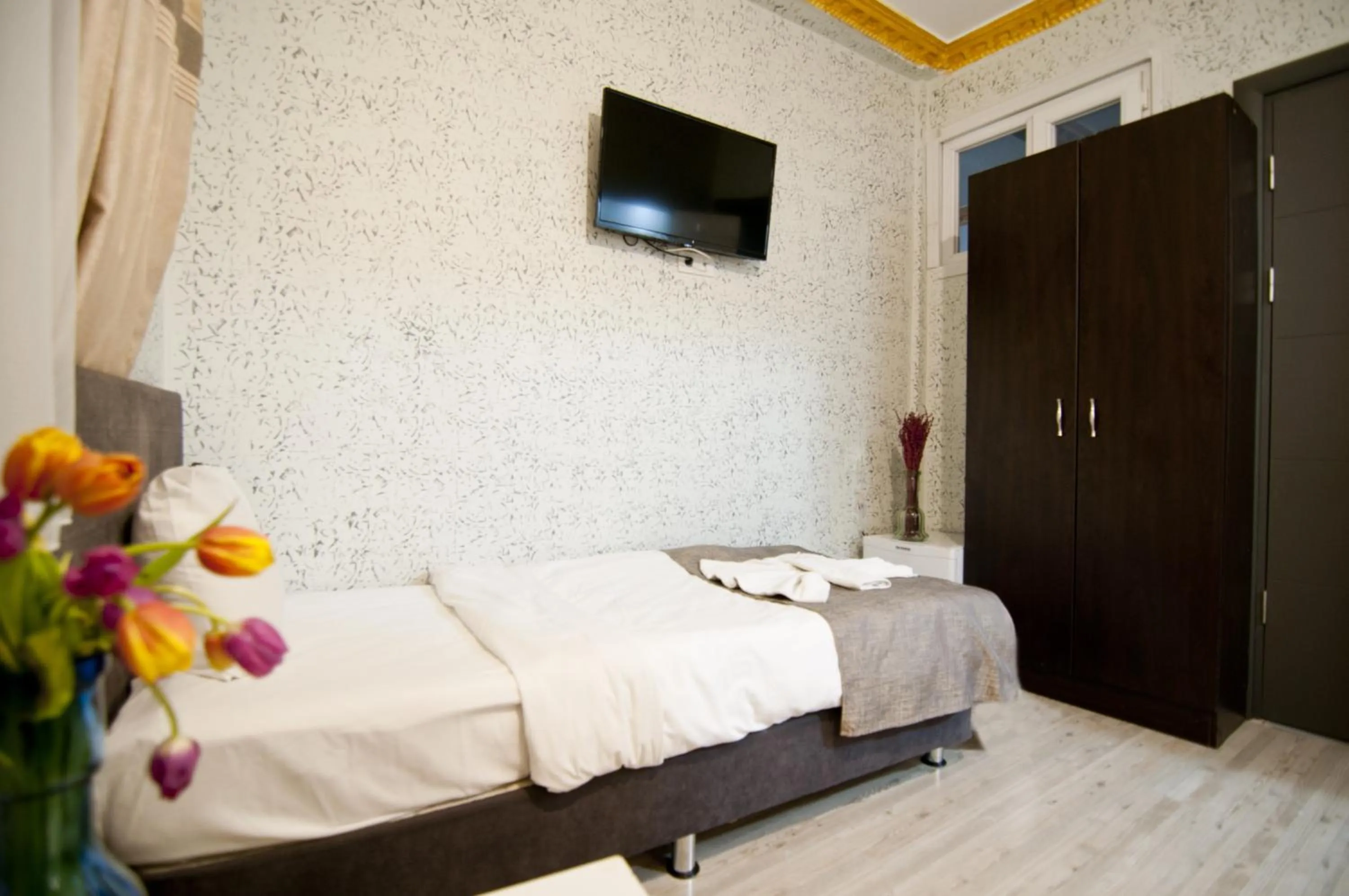 Communal lounge/ TV room, Bed in Golden Horn Park Hotel