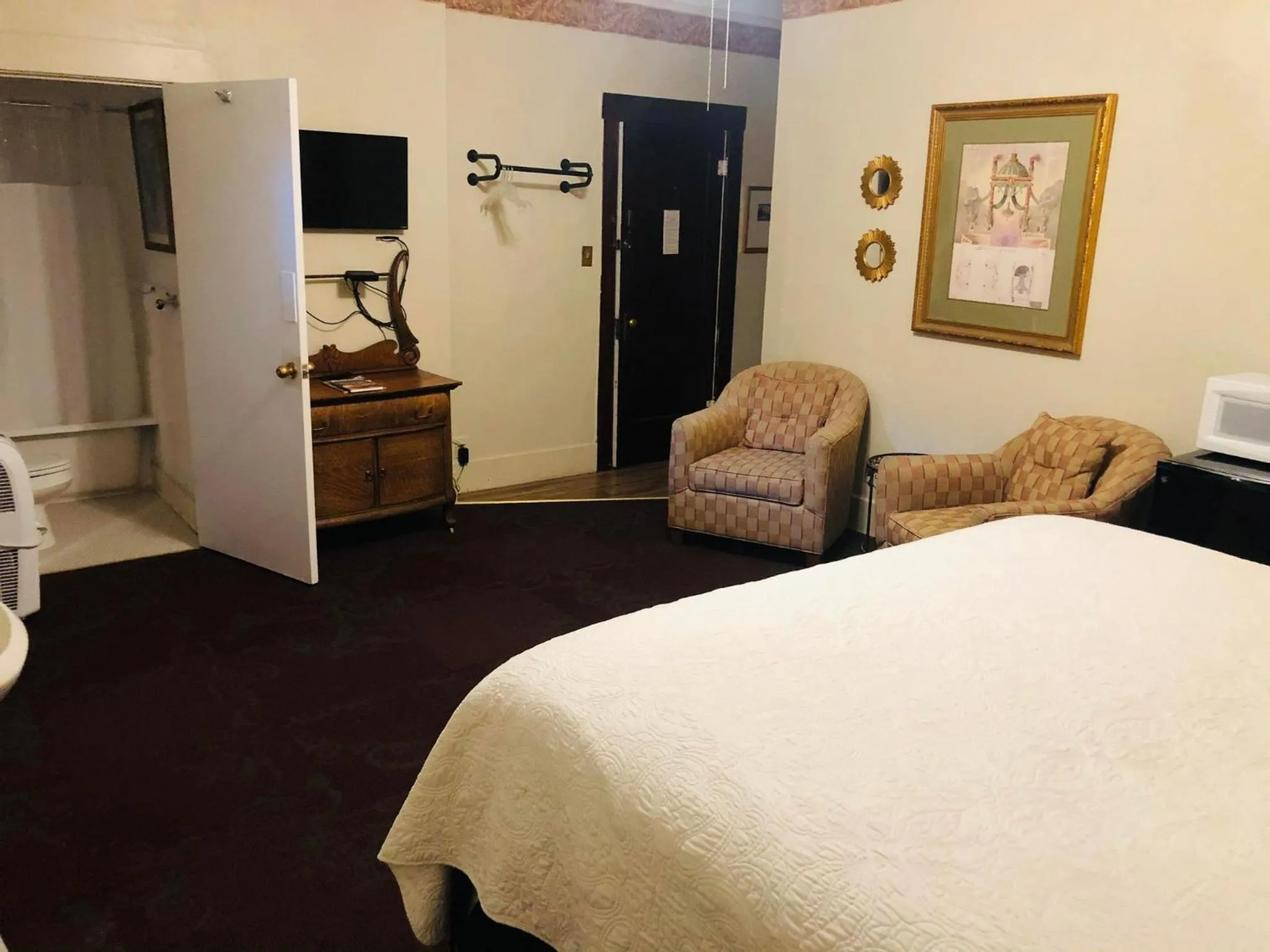 Photo of the whole room, Bed in Historic Palace Hotel