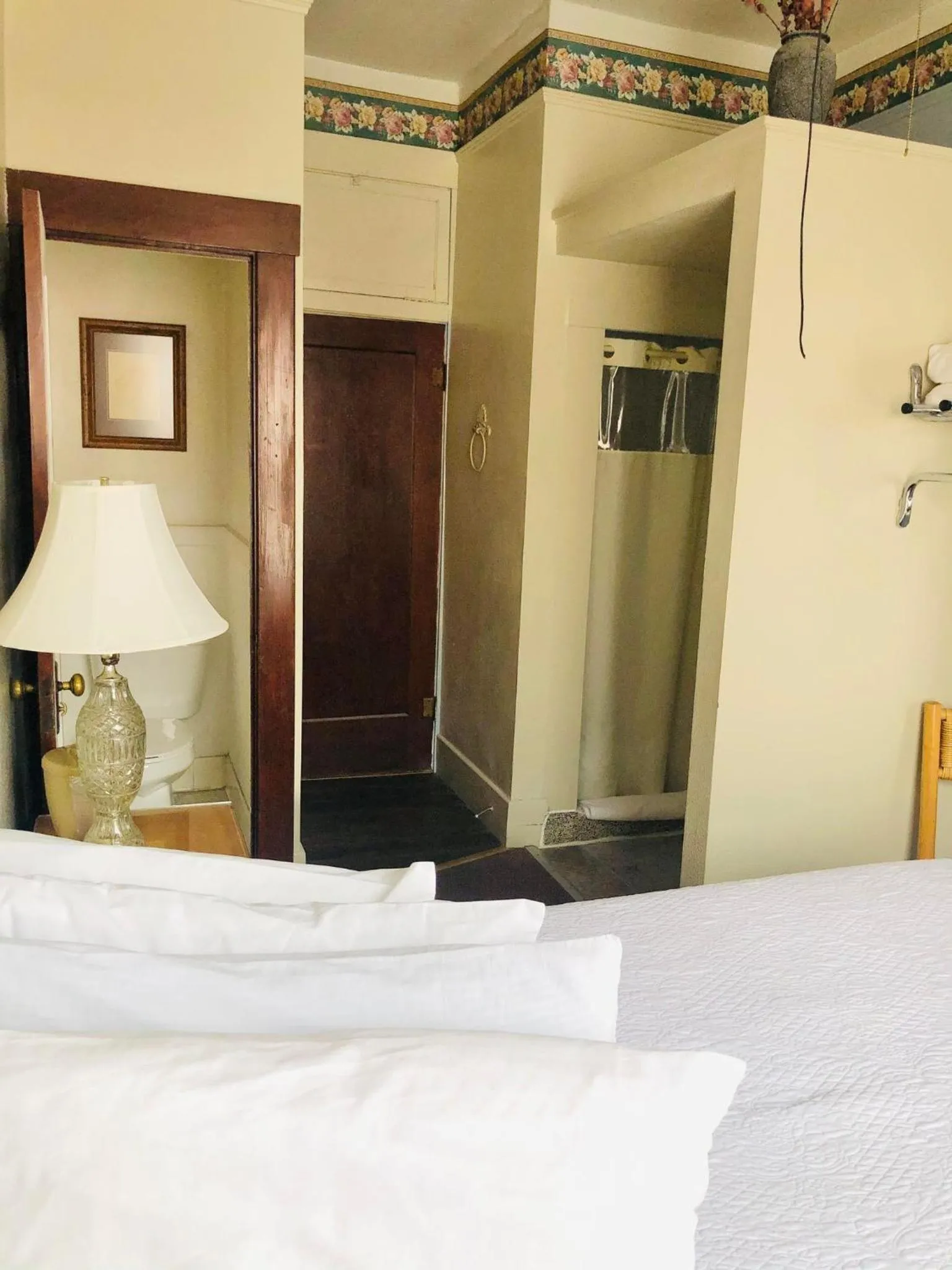 Facade/entrance, Bed in Historic Palace Hotel