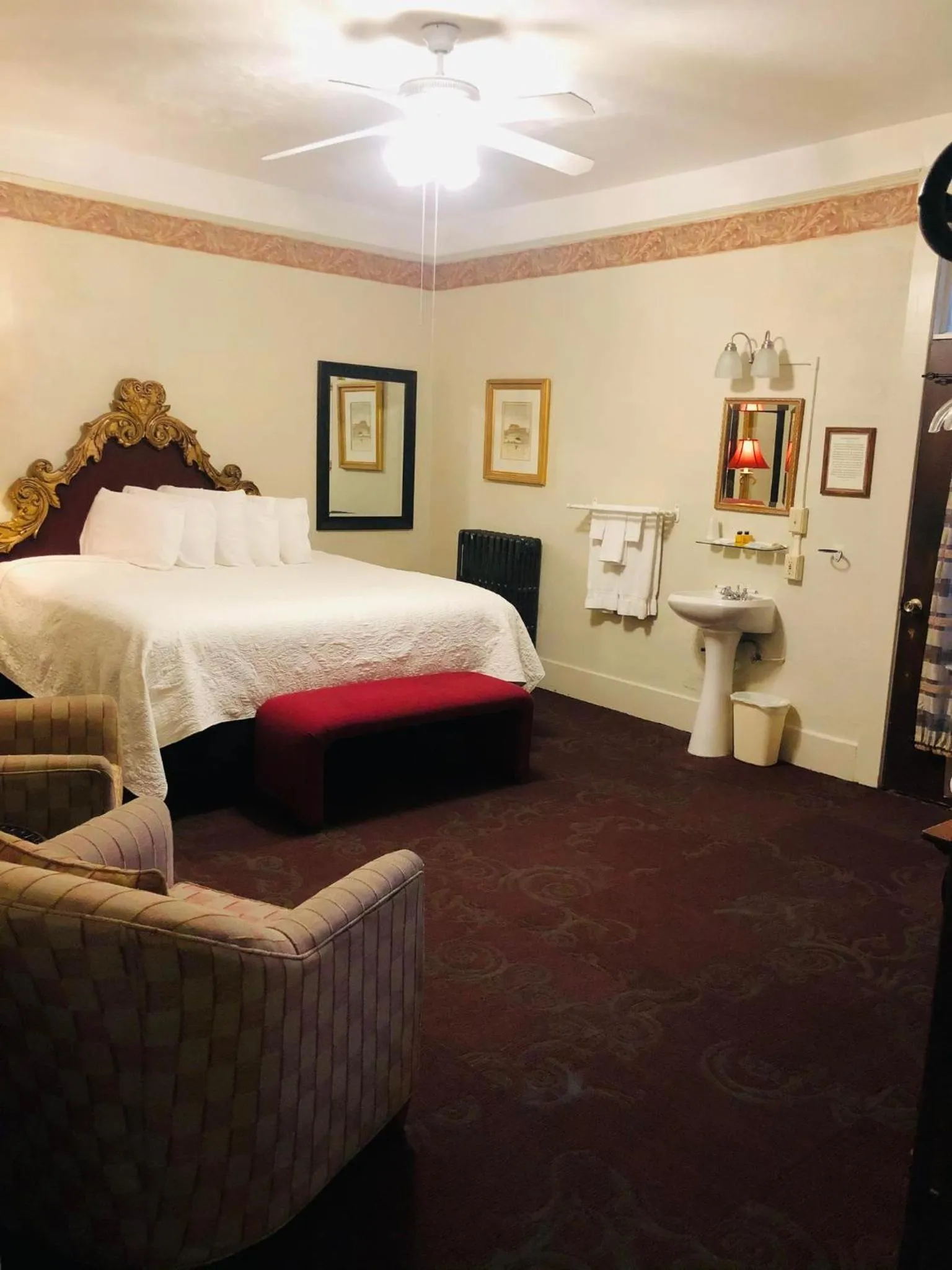 Photo of the whole room, Bed in Historic Palace Hotel