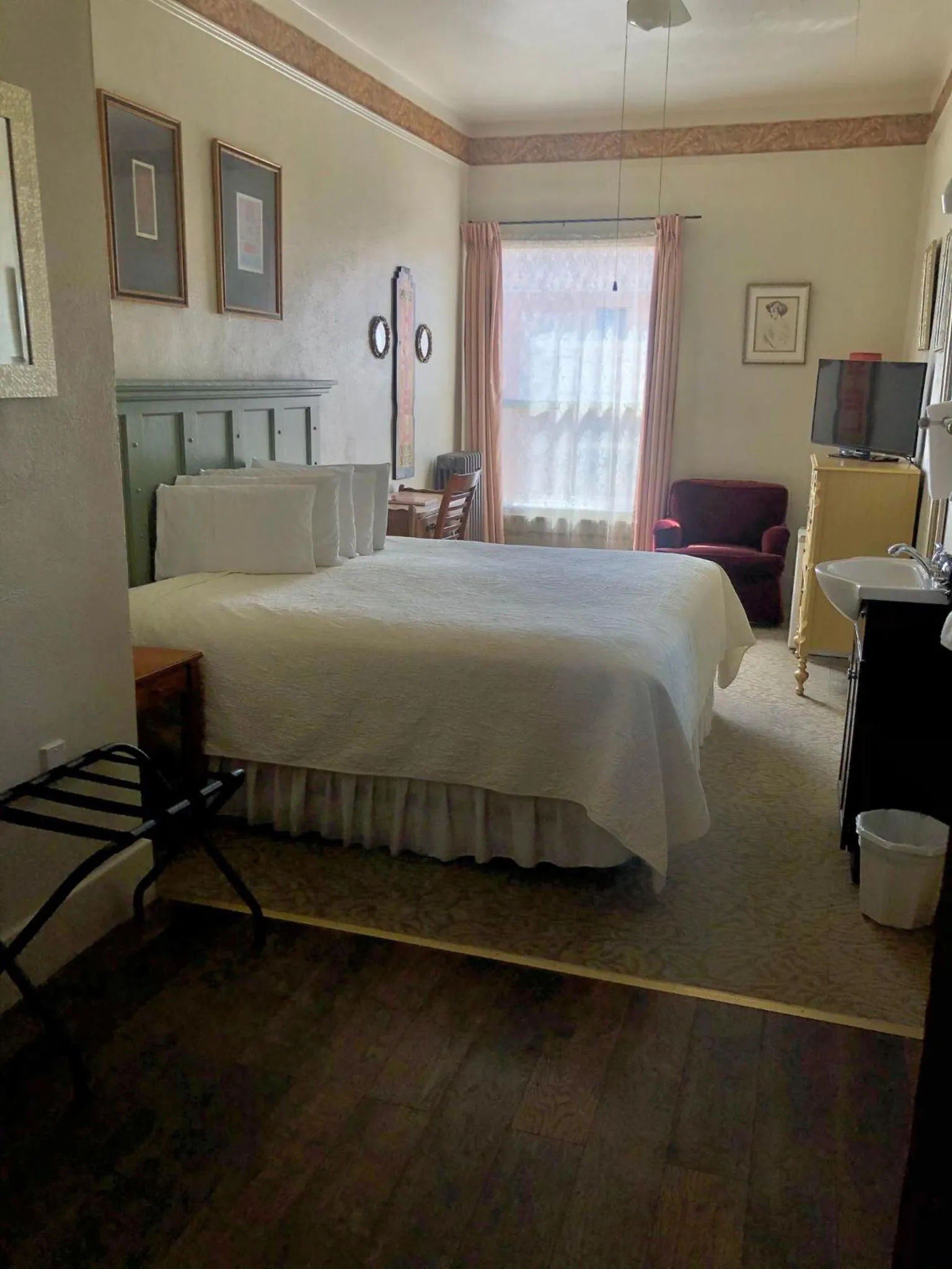 Bedroom, Bed in Historic Palace Hotel