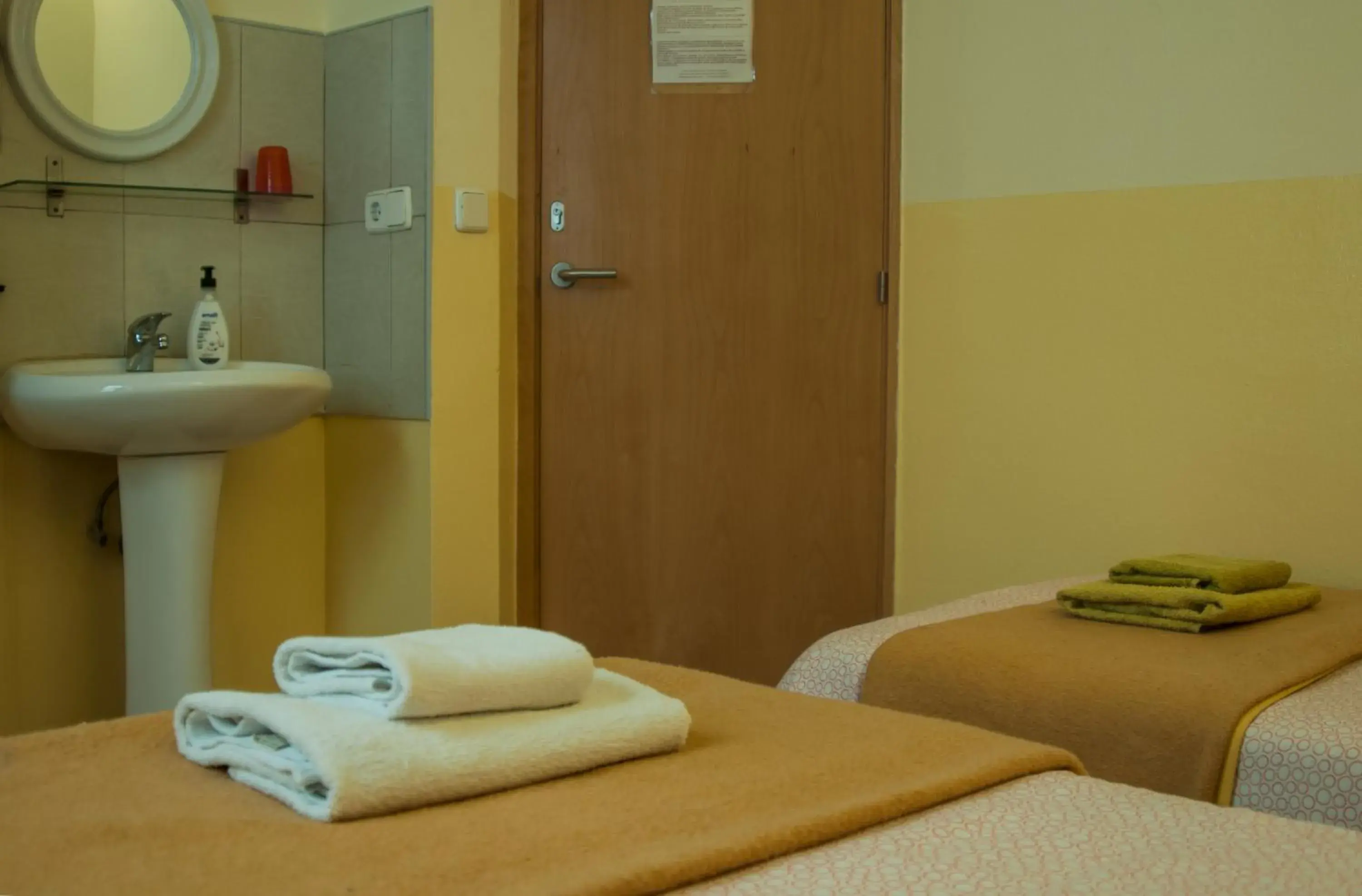 Standard Twin Room with Shared Bathroom in Hostal Atlanta Standard Twin Room with Shared Bathroom in Hostal Atlanta