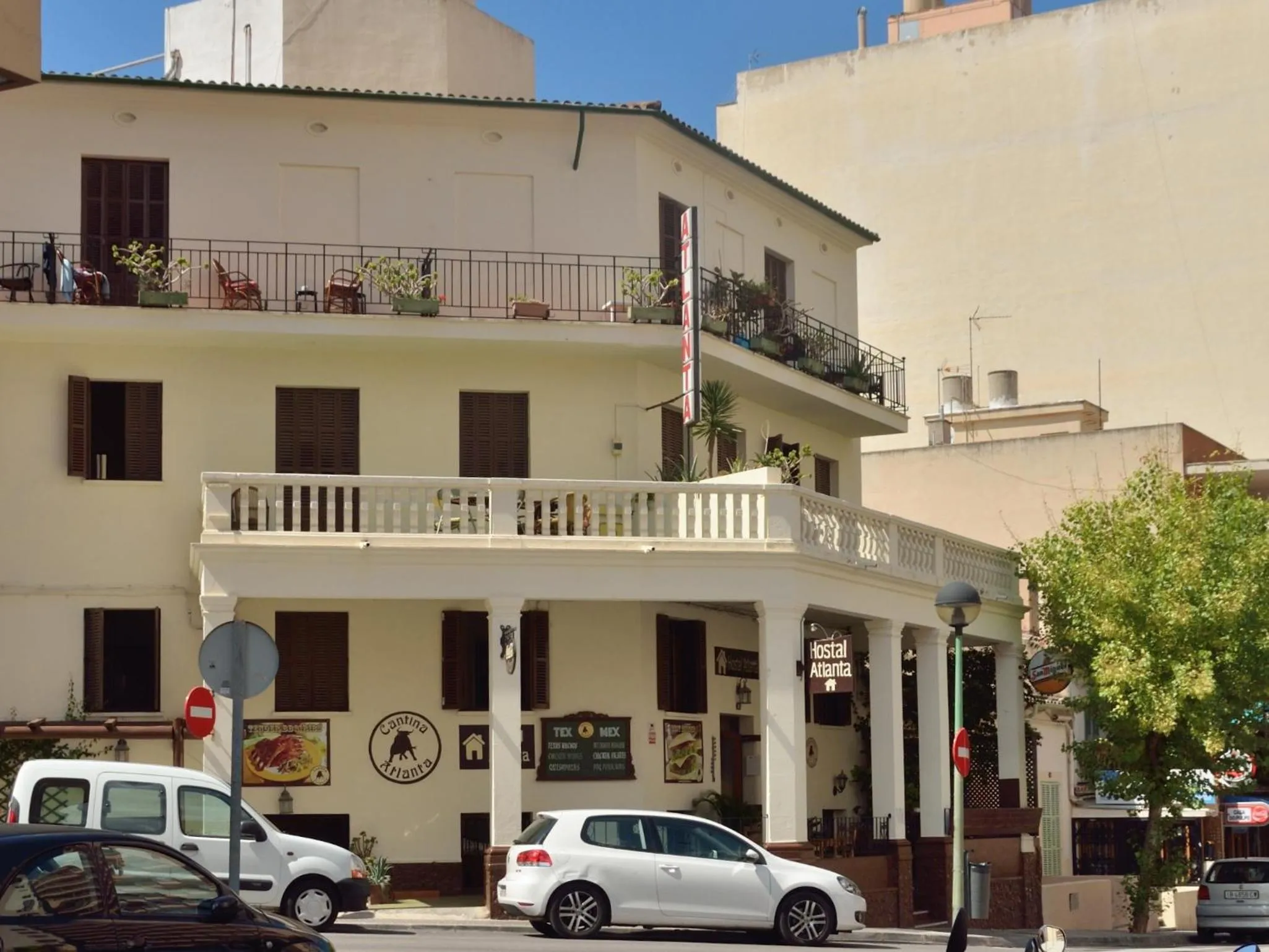 Facade/entrance in Hostal Atlanta