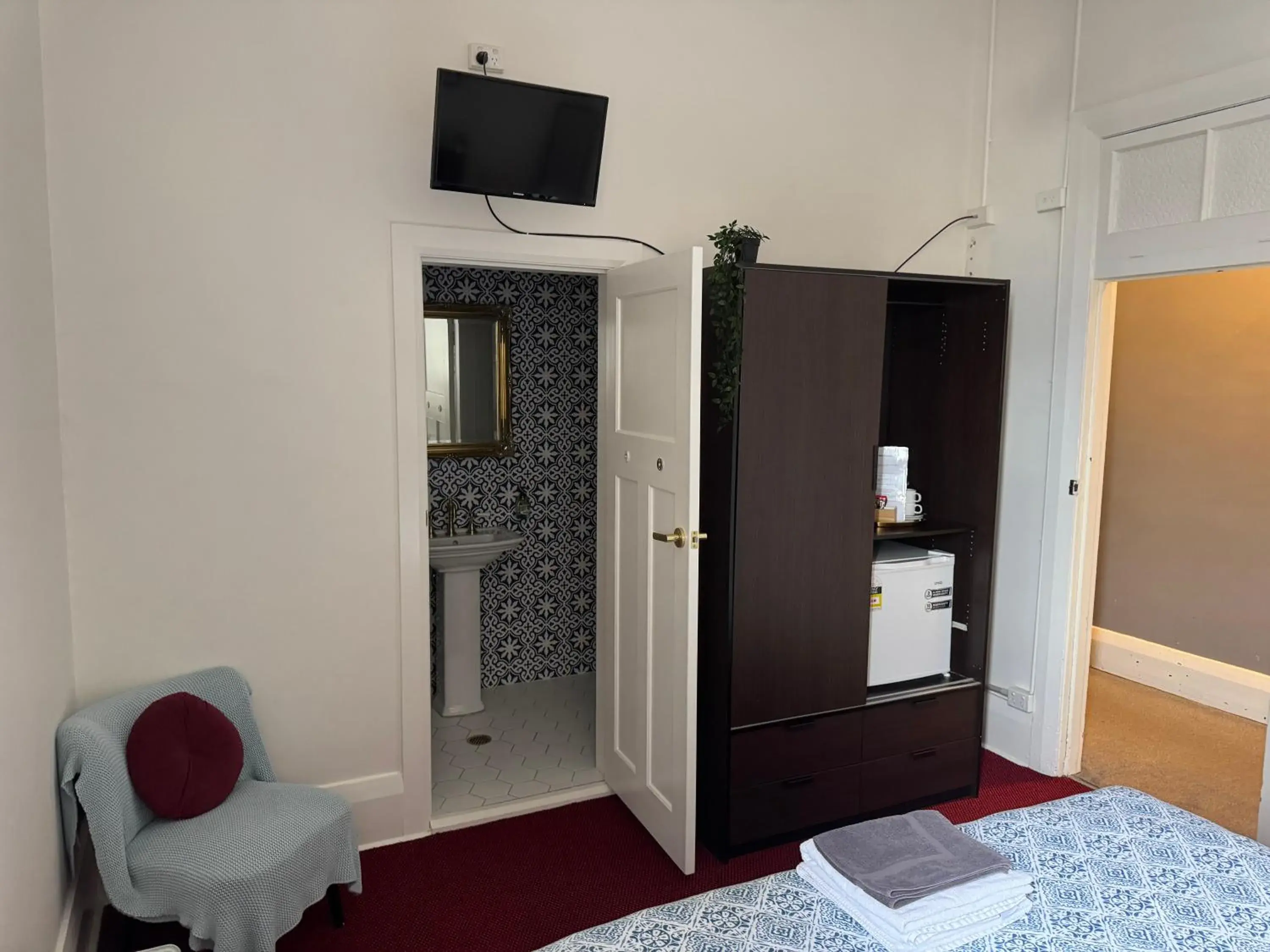 King Room with Ensuite in The Royal Mail Hotel Braidwood King Room with Ensuite in The Royal Mail Hotel Braidwood