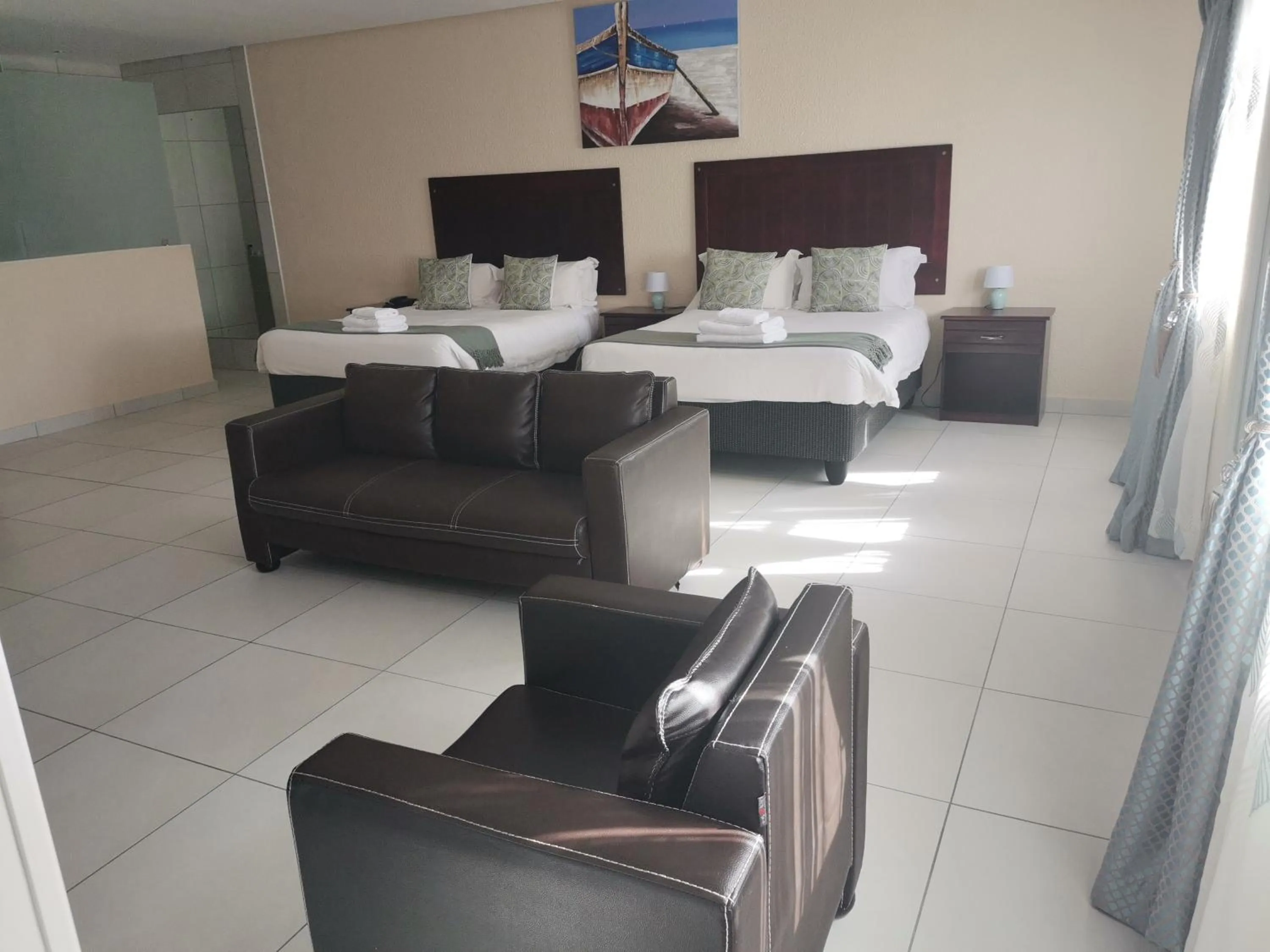 Living room, Bed in Margate Beach Lodge