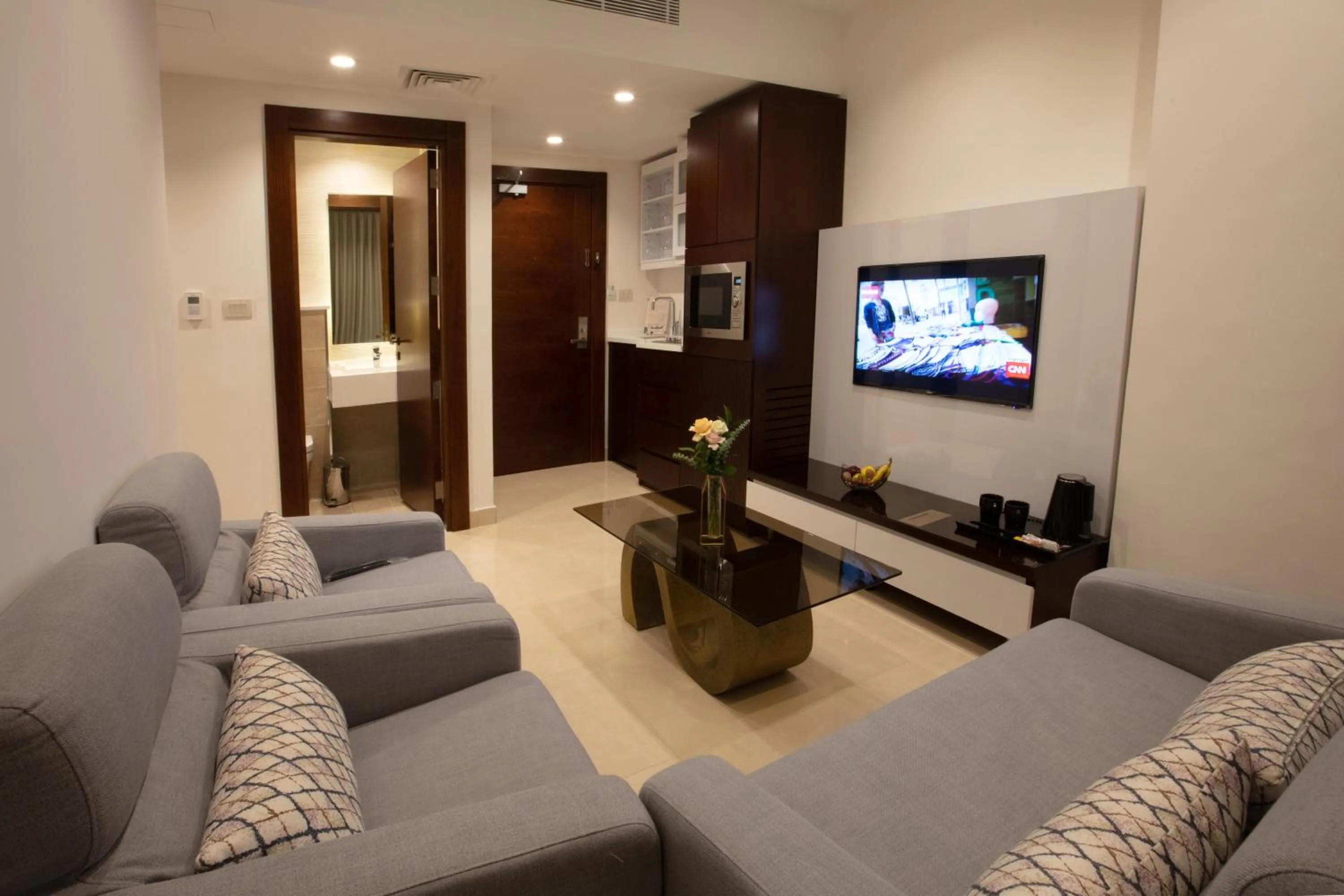 Communal lounge/ TV room in Seas Hotel Amman