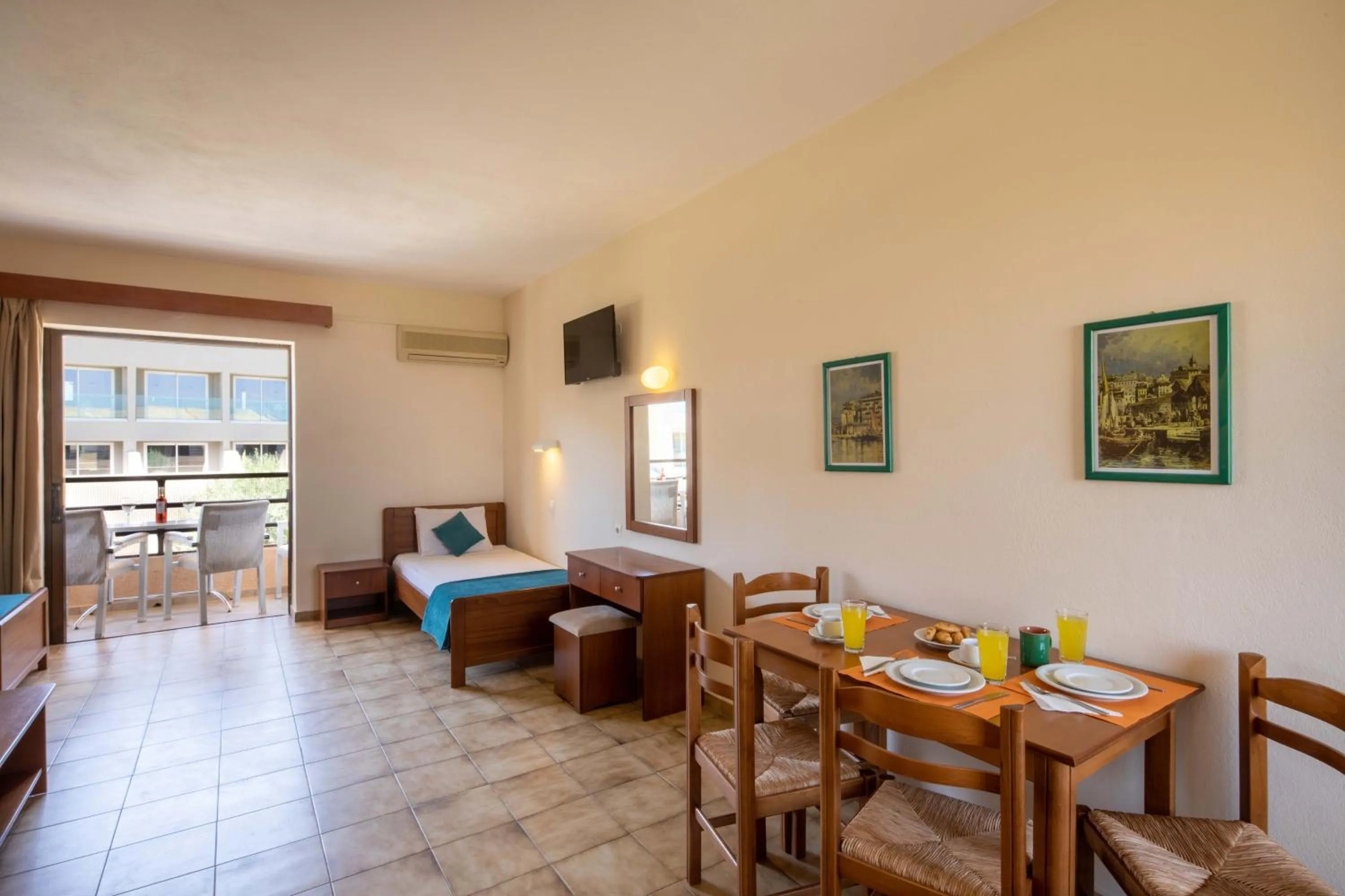 Dining area, Bed in Hotel Rossis