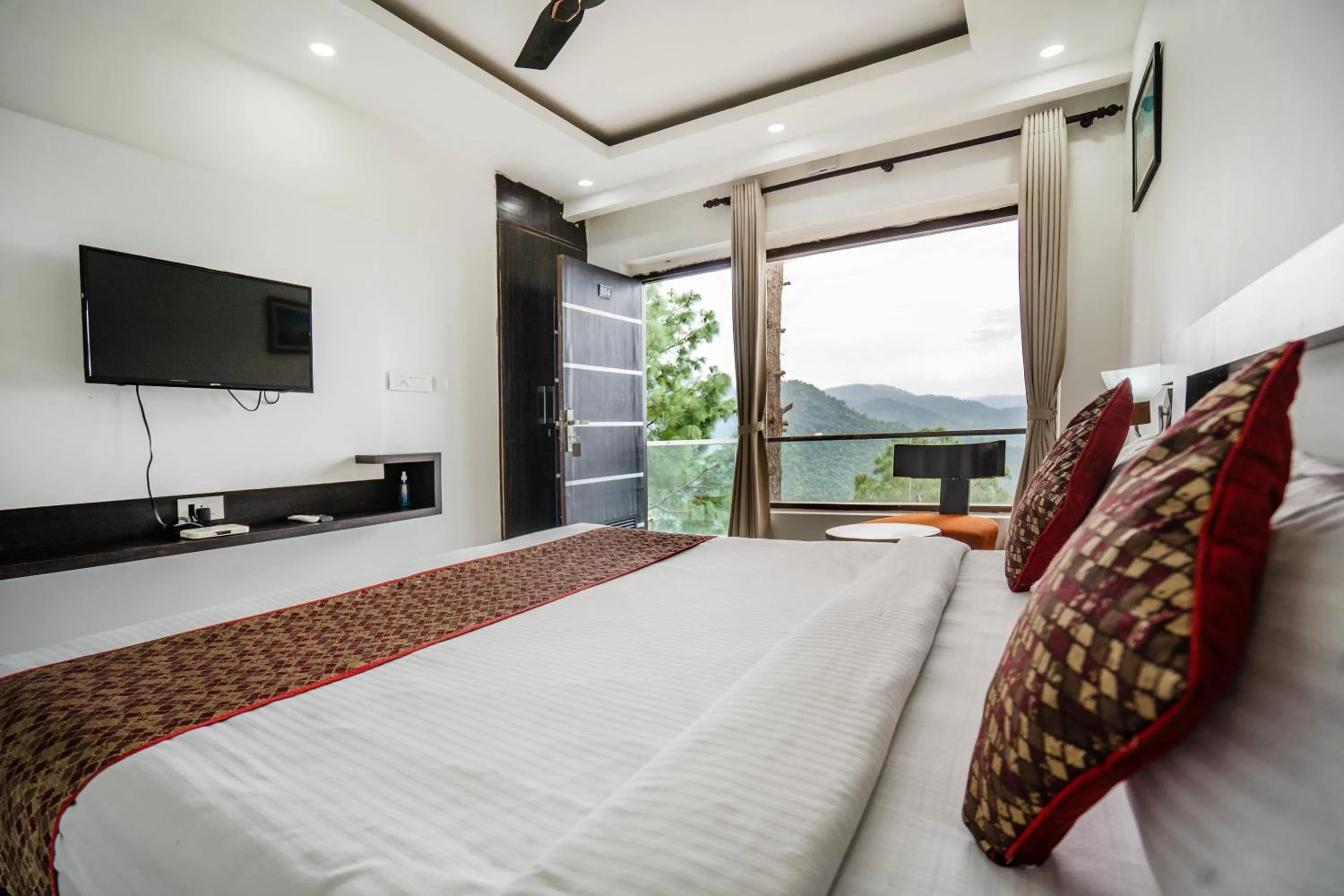 Bedroom, Bed in The Golden Sunrise Hotel