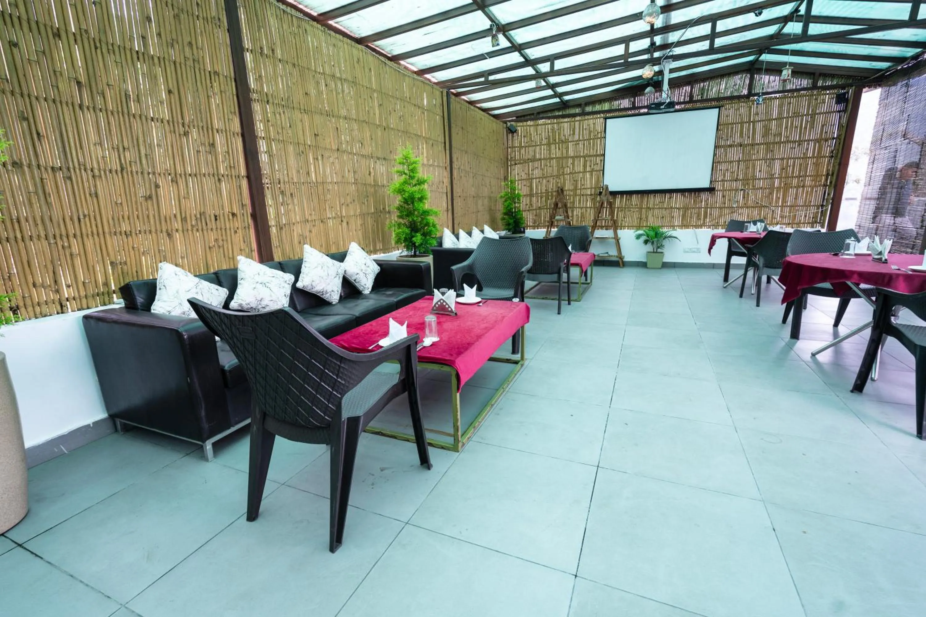 Restaurant/places to eat in The Golden Sunrise Hotel