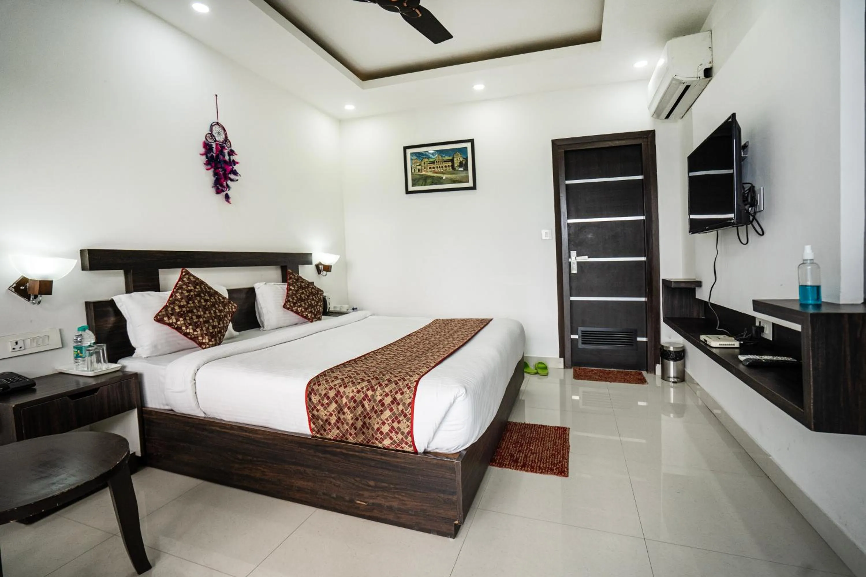 Bed in The Golden Sunrise Hotel