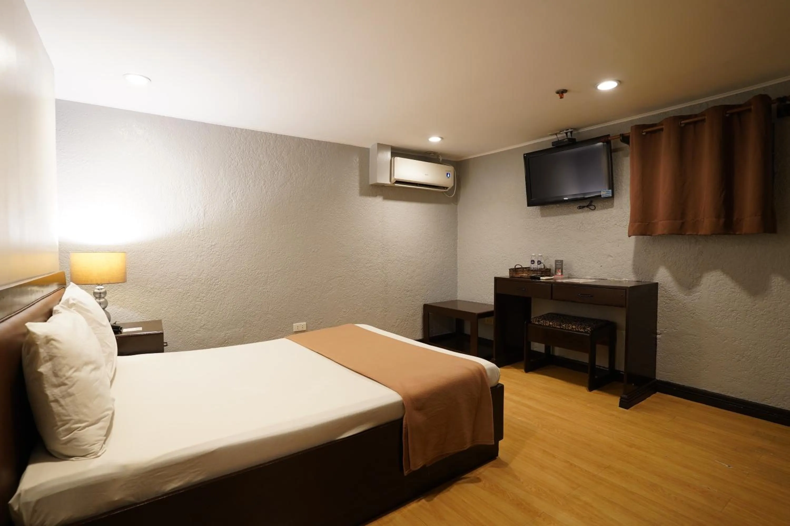 Photo of the whole room, Bed in Arzo Hotel Manila