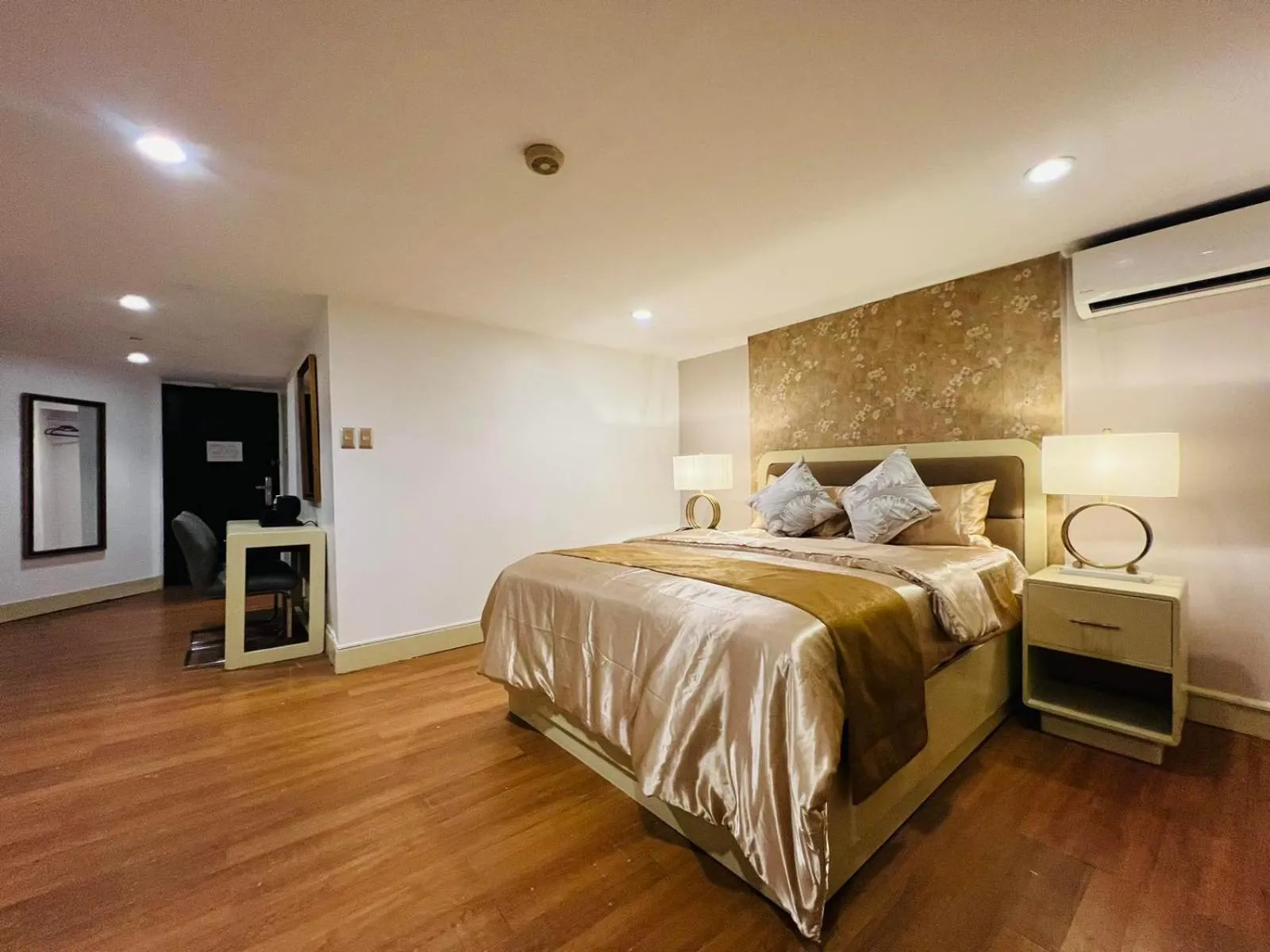 Photo of the whole room, Bed in Arzo Hotel Manila