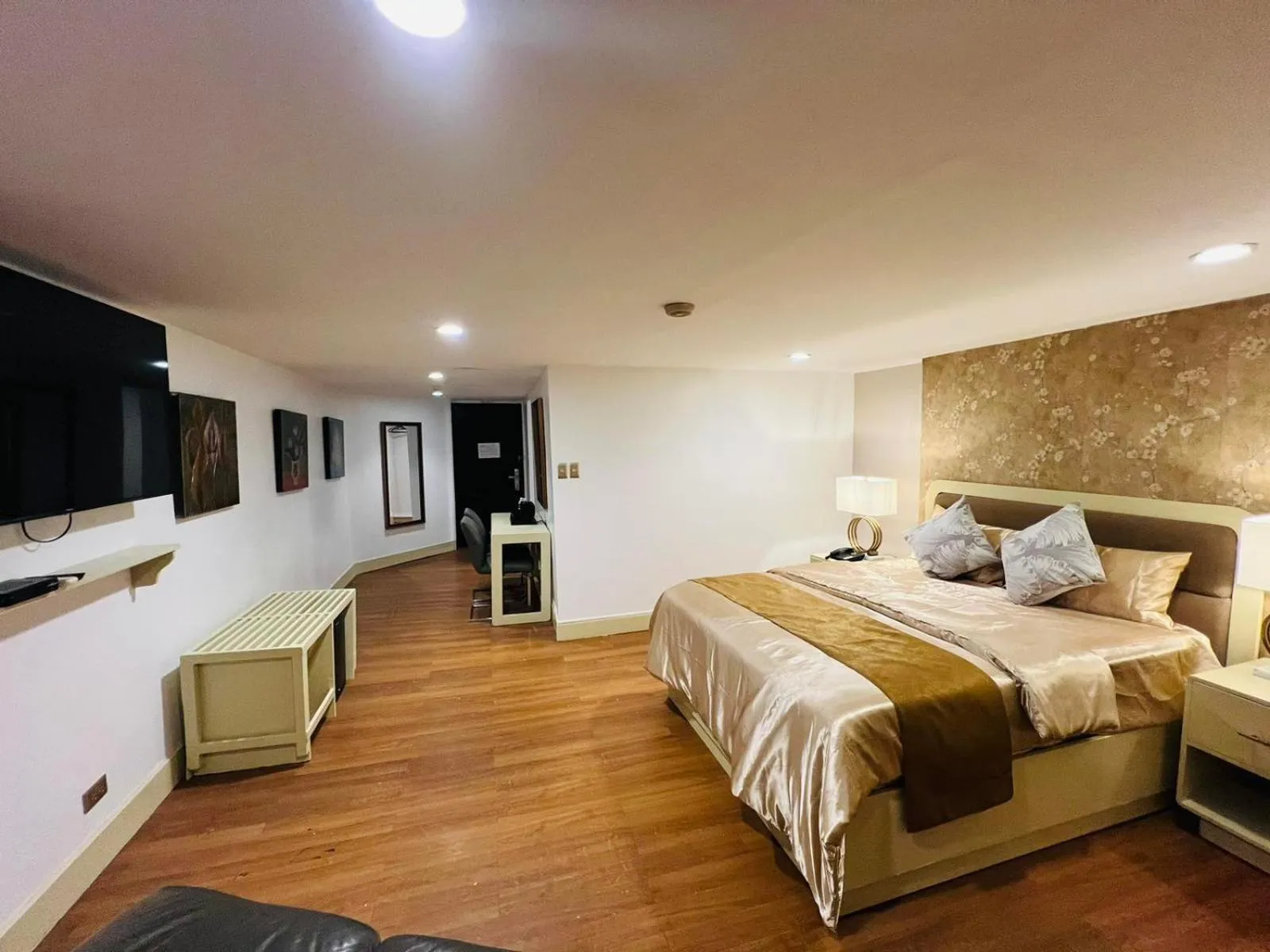 Photo of the whole room, Bed in Arzo Hotel Manila